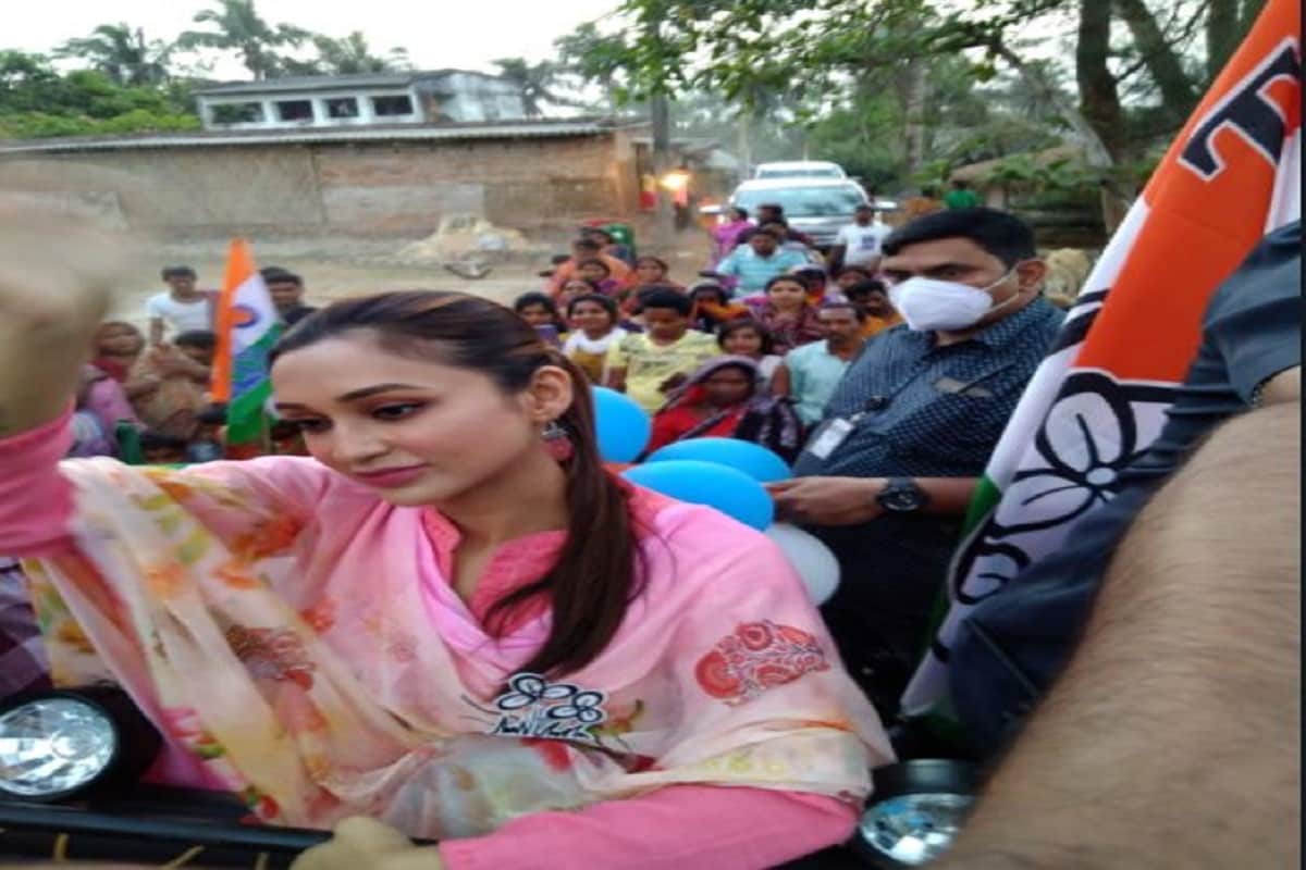 শুধু তাই নয়, মিমির দাবি মুখ্যমন্ত্রীকে যারা কষ্ট দিয়েছেন তাঁদের বিরুদ্ধে প্রতিশোধ নেওয়া হবে৷ যদিও প্রতিশোধ মানে হিংসার আশ্রয় নেওয়া নয়, তা তিনি স্পষ্ট করে দিয়েছেন৷ মিমির কথায়, প্রতিশোধ মানে আরও বেশি করে মানুষের পাশে দাঁড়াতে হবে৷Info and Photo- Arpan Mondal শুধু তাই নয়, মিমির দাবি মুখ্যমন্ত্রীকে যারা কষ্ট দিয়েছেন তাঁদের বিরুদ্ধে প্রতিশোধ নেওয়া হবে৷ যদিও প্রতিশোধ মানে হিংসার আশ্রয় নেওয়া নয়, তা তিনি স্পষ্ট করে দিয়েছেন৷ মিমির কথায়, প্রতিশোধ মানে আরও বেশি করে মানুষের পাশে দাঁড়াতে হবে৷Info and Photo- Arpan Mondal