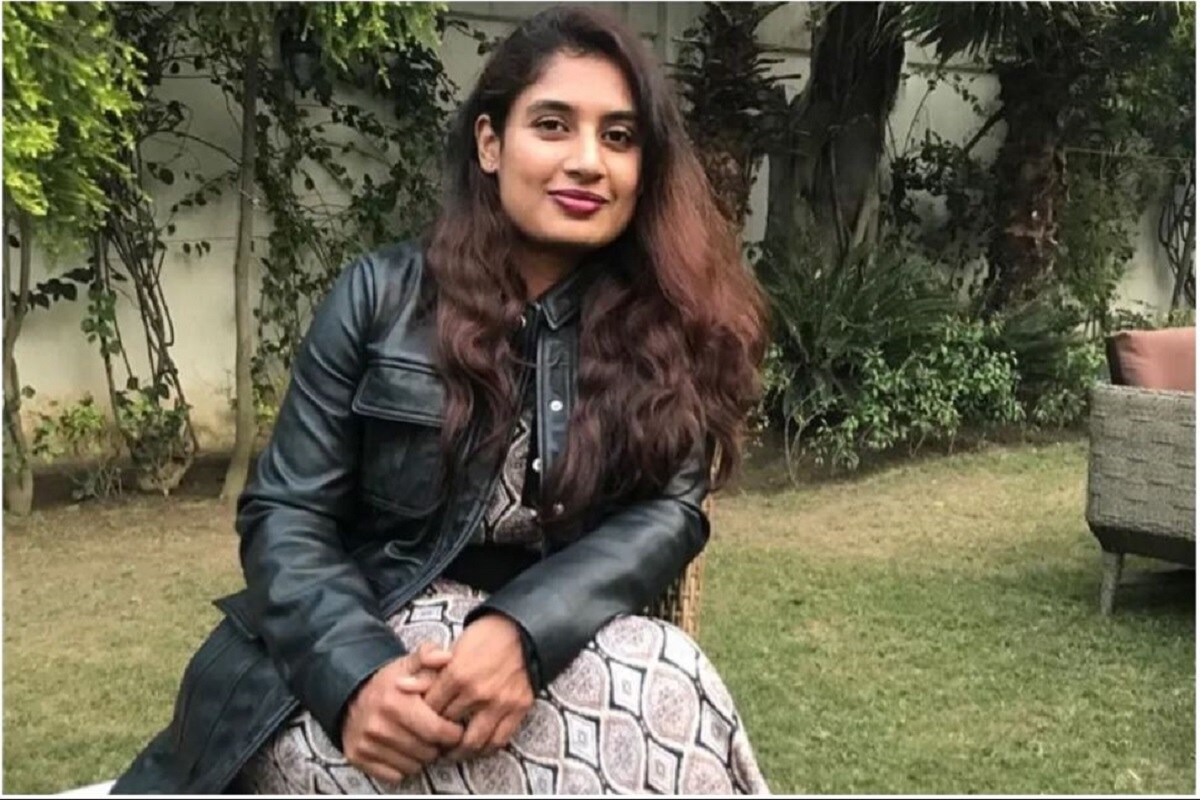 দেশে মহিলা ক্রিকেটকে নতুন পথ দেখিয়েছেন মিতালি রাজ৷ ওয়ান ডে ক্রিকেটে তাঁর নামের পাশে রয়েছে ৬ হাজার রান৷ ৩ ডিসেম্বর ১৯৮২ সালে তিনি জন্মেছেন৷ আন্তর্জাতিক ক্রিকেটে ২০ বছর পূর্ণ করা তিনি পৃথিবীর প্রথম মহিলা ক্রিকেটার৷ (Mithali Raj/Instagram) দেশে মহিলা ক্রিকেটকে নতুন পথ দেখিয়েছেন মিতালি রাজ৷ ওয়ান ডে ক্রিকেটে তাঁর নামের পাশে রয়েছে ৬ হাজার রান৷ ৩ ডিসেম্বর ১৯৮২ সালে তিনি জন্মেছেন৷ আন্তর্জাতিক ক্রিকেটে ২০ বছর পূর্ণ করা তিনি পৃথিবীর প্রথম মহিলা ক্রিকেটার৷ (Mithali Raj/Instagram)