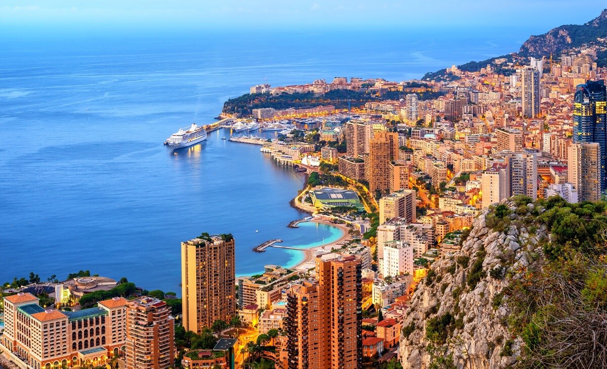 মোনাকো (Monaco) - প্রধানত রেলওয়ের মাধ্যমে মোনাকোর সঙ্গে যোগাযোগ করা যায়। ৪০,০০০ জনসংখ্যা বিশিষ্ট এই এলাকাতেও বিমানবন্দর তৈরি করার মতো পর্যাপ্ত জায়গা নেই। তবে নিজে থেকেই সেই সমস্যার সমাধান করেছে এই প্রদেশ। পার্শ্ববর্তী শহর Nice-এর সঙ্গে একটি চুক্তি সাক্ষর করেছে এই ছোট্ট রাজ্য। নিকটবর্তী হেলিকপ্টার স্টেশনের জন্য গাড়িতে মাত্র ৩০ মিনিট সময় লাগে। মোনাকো (Monaco) - প্রধানত রেলওয়ের মাধ্যমে মোনাকোর সঙ্গে যোগাযোগ করা যায়। ৪০,০০০ জনসংখ্যা বিশিষ্ট এই এলাকাতেও বিমানবন্দর তৈরি করার মতো পর্যাপ্ত জায়গা নেই। তবে নিজে থেকেই সেই সমস্যার সমাধান করেছে এই প্রদেশ। পার্শ্ববর্তী শহর Nice-এর সঙ্গে একটি চুক্তি সাক্ষর করেছে এই ছোট্ট রাজ্য। নিকটবর্তী হেলিকপ্টার স্টেশনের জন্য গাড়িতে মাত্র ৩০ মিনিট সময় লাগে।