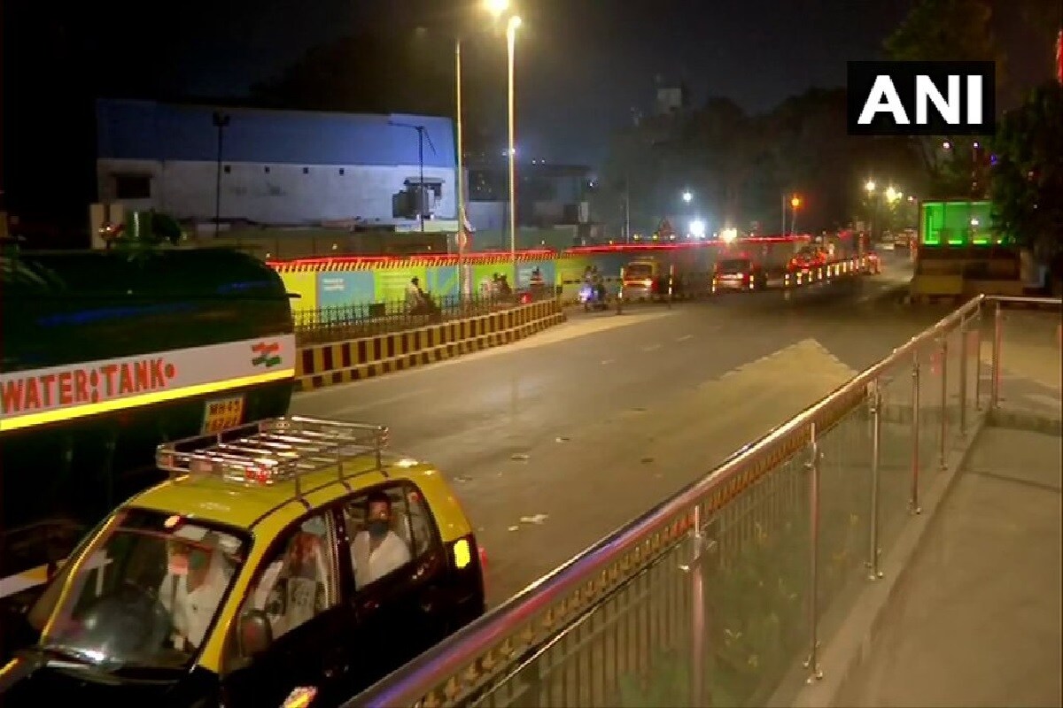 মুম্বাই পুলিশের পক্ষ থেকে ট্যুইট করে বাসিন্দাদের মনে করিয়ে দেওয়া হয়েছে, 'রাত ৮টা থেকে সকাল ৭টা পর্যন্ত নাইট কারফিউ আজ থেকে শুরু হল৷ একসঙ্গে পাঁচ জনের বেশি জমায়েত করতে পারবে না৷ সাধারণ মানুষের জমায়েত হয়, এমন সব জায়গা সকাল ৭টা পর্যন্ত বন্ধ থাকবে৷ ' মুম্বাই পুলিশের পক্ষ থেকে ট্যুইট করে বাসিন্দাদের মনে করিয়ে দেওয়া হয়েছে, 'রাত ৮টা থেকে সকাল ৭টা পর্যন্ত নাইট কারফিউ আজ থেকে শুরু হল৷ একসঙ্গে পাঁচ জনের বেশি জমায়েত করতে পারবে না৷ সাধারণ মানুষের জমায়েত হয়, এমন সব জায়গা সকাল ৭টা পর্যন্ত বন্ধ থাকবে৷ '