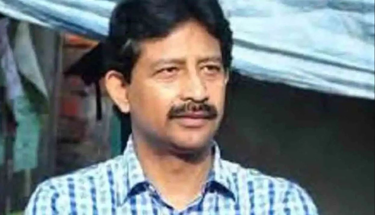 হলফনামায় রাজীব জানিয়েছেন, অস্থাবর সম্পত্তির মধ্যে তাঁর ৩০৮.২৬ গ্রাম সোনা রয়েছে৷ আর তাঁর স্ত্রীর কাছে রয়েছে ৩৫৩.৫৬ গ্রাম সোনা৷ হলফনামায় রাজীব জানিয়েছেন, অস্থাবর সম্পত্তির মধ্যে তাঁর ৩০৮.২৬ গ্রাম সোনা রয়েছে৷ আর তাঁর স্ত্রীর কাছে রয়েছে ৩৫৩.৫৬ গ্রাম সোনা৷