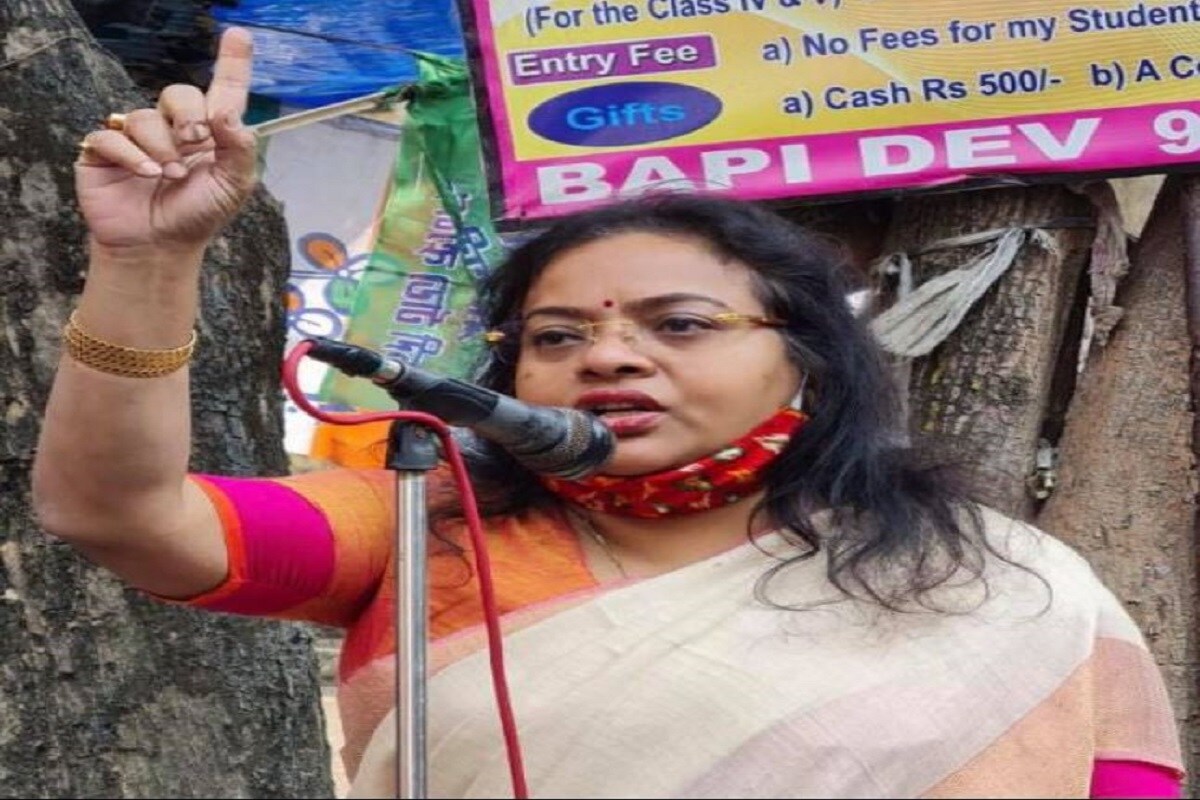 নিয়ম অনুযায়ী, নির্বাচন কমিশনে জমা দেওয়া হলফনামায় নিজের স্ত্রী বা স্বামীর সম্পত্তির পরিমাণও উল্লেখ করতে হয় প্রার্থীদের৷ রত্না চট্টোপাধ্যায়ের সঙ্গে শোভন চট্টোপাধ্যায়ের দাম্পত্য বিবাদ দীর্ঘদিন ধরেই চলছে৷ সম্ভবত সেই কারণেই রত্না হলফনামায় লিখেছেন, শোভনের বিষয় আশয় সম্পর্কে তিনি অবগত নন৷ নিয়ম অনুযায়ী, নির্বাচন কমিশনে জমা দেওয়া হলফনামায় নিজের স্ত্রী বা স্বামীর সম্পত্তির পরিমাণও উল্লেখ করতে হয় প্রার্থীদের৷ রত্না চট্টোপাধ্যায়ের সঙ্গে শোভন চট্টোপাধ্যায়ের দাম্পত্য বিবাদ দীর্ঘদিন ধরেই চলছে৷ সম্ভবত সেই কারণেই রত্না হলফনামায় লিখেছেন, শোভনের বিষয় আশয় সম্পর্কে তিনি অবগত নন৷
