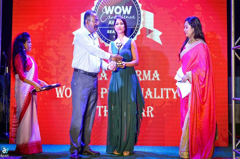 তবে শুধু বিনোদন জগৎ নয়, সম্মান জানানো হয় অন্য পেশার মানুষকেও৷ 