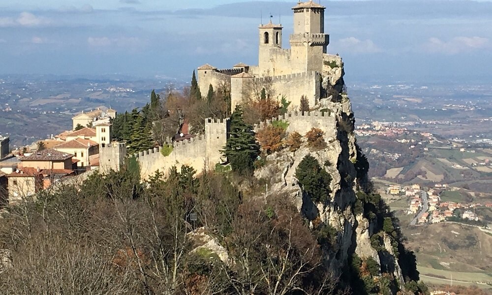 সান মারিনো (San Marino) - বিশ্বের সব চেয়ে পুরনো প্রদেশের তালিকায় রয়েছে সান মারিনো। ভ্যাটিকান সিটি ও রোম থেকেও খুব একটা দূরে নয় এই এলাকা। পুরো এলাকাটাই ইতালির অঞ্চল দিয়ে ঘেরা। আয়তন খুব একটা বেশি নয়। তাই এয়ারপোর্ট তৈরির মতো জায়গা নেই। তবে যাতায়াতে খুব একটা সমস্যা হয় না। কারণ, নিকটবর্তী এয়ারপোর্ট রিমিনি (Rimini) মাত্র ১৬ কিলোমিটার দূরে। স্থলপথে অর্থাৎ রাস্তাঘাটের মাধ্যমে এর যোগাযোগ ব্যবস্থা বেশ ভালো। তাছাড়া রিমিনির পাশাপাশি বোলোঙ্গা, ফ্লোরেন্স, পিসা ও ভেনিস (Venice) এয়ারপোর্টে যাওয়ারও সুব্যবস্থা রয়েছে। সান মারিনো (San Marino) - বিশ্বের সব চেয়ে পুরনো প্রদেশের তালিকায় রয়েছে সান মারিনো। ভ্যাটিকান সিটি ও রোম থেকেও খুব একটা দূরে নয় এই এলাকা। পুরো এলাকাটাই ইতালির অঞ্চল দিয়ে ঘেরা। আয়তন খুব একটা বেশি নয়। তাই এয়ারপোর্ট তৈরির মতো জায়গা নেই। তবে যাতায়াতে খুব একটা সমস্যা হয় না। কারণ, নিকটবর্তী এয়ারপোর্ট রিমিনি (Rimini) মাত্র ১৬ কিলোমিটার দূরে। স্থলপথে অর্থাৎ রাস্তাঘাটের মাধ্যমে এর যোগাযোগ ব্যবস্থা বেশ ভালো। তাছাড়া রিমিনির পাশাপাশি বোলোঙ্গা, ফ্লোরেন্স, পিসা ও ভেনিস (Venice) এয়ারপোর্টে যাওয়ারও সুব্যবস্থা রয়েছে।