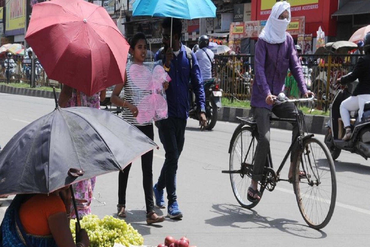 আগামী কয়েকদিন উত্তরবঙ্গের উপরের দিকের জেলা দার্জিলিং কালিম্পং জলপাইগুড়িতে বৃষ্টির পূর্বাভাস। বুধবার বৃষ্টির পরিমাণ বাড়বে। সিকিম আসাম মেঘালয় অরুণাচল প্রদেশ সহ উত্তর পূর্ব ভারতের রাজ্যগুলির তেও বৃষ্টির পূর্বাভাস।বজ্রবিদ্যুৎ সহ শিলাবৃষ্টি হতে পারে অরুণাচল প্রদেশ সহ দু'এক জায়গায়। সপ্তাহের মাঝামাঝি বাঁকুড়া, পুরুলিয়া, পশ্চিম মেদিনীপুর, ঝাড়গ্রাম, পশ্চিম বর্ধমান, বীরভূমে তাপমাত্রা 38 থেকে 40 ডিগ্রিতে পৌঁছতে পারে। ঝাড়খন্ডে তাপপ্রবাহের পরিস্থিতি তৈরি হতে পারে। তার প্রভাব পড়তে পারে বাংলায়। শুষ্ক আবহাওয়া ও তাপমাত্রা বাড়ায় 40 ছুঁই ছুঁই পারদ হতে পারে এই জেলাগুলিতে। আগামী কয়েকদিন উত্তরবঙ্গের উপরের দিকের জেলা দার্জিলিং কালিম্পং জলপাইগুড়িতে বৃষ্টির পূর্বাভাস। বুধবার বৃষ্টির পরিমাণ বাড়বে। সিকিম আসাম মেঘালয় অরুণাচল প্রদেশ সহ উত্তর পূর্ব ভারতের রাজ্যগুলির তেও বৃষ্টির পূর্বাভাস।বজ্রবিদ্যুৎ সহ শিলাবৃষ্টি হতে পারে অরুণাচল প্রদেশ সহ দু'এক জায়গায়। সপ্তাহের মাঝামাঝি বাঁকুড়া, পুরুলিয়া, পশ্চিম মেদিনীপুর, ঝাড়গ্রাম, পশ্চিম বর্ধমান, বীরভূমে তাপমাত্রা 38 থেকে 40 ডিগ্রিতে পৌঁছতে পারে। ঝাড়খন্ডে তাপপ্রবাহের পরিস্থিতি তৈরি হতে পারে। তার প্রভাব পড়তে পারে বাংলায়। শুষ্ক আবহাওয়া ও তাপমাত্রা বাড়ায় 40 ছুঁই ছুঁই পারদ হতে পারে এই জেলাগুলিতে।
