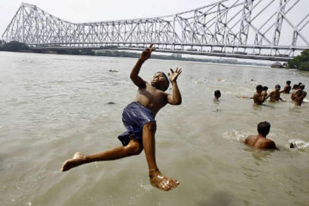 কলকাতায় সকালে হালকা কুয়াশা সঙ্গে মনোরম পরিবেশ। বেলা বাড়লে তাপমাত্রা বাড়বে শুষ্ক ও গরম আবহাওয়ায় কষ্ট বাড়বে। শনিবার 36 ডিগ্রি সেলসিয়াস ছুঁয়েছে কলকাতার পারদ। আজও স্বাভাবিকের থেকে 4/5 ডিগ্রি বেশি থাকতে পারে কলকাতার তাপমাত্রা। সকালে অবশ্য তাপমাত্রা স্বাভাবিকের থেকে মাত্র 1 ডিগ্রি বেশি ছিল। 22.3 ডিগ্রি সেলসিয়াস। বাতাসে আপেক্ষিক আর্দ্রতার পরিমাণ 28 থেকে 95 শতাংশ ছিল। গত 24 ঘণ্টায় কলকাতায় কোন বৃষ্টি হয়নি। কলকাতায় সকালে হালকা কুয়াশা সঙ্গে মনোরম পরিবেশ। বেলা বাড়লে তাপমাত্রা বাড়বে শুষ্ক ও গরম আবহাওয়ায় কষ্ট বাড়বে। শনিবার 36 ডিগ্রি সেলসিয়াস ছুঁয়েছে কলকাতার পারদ। আজও স্বাভাবিকের থেকে 4/5 ডিগ্রি বেশি থাকতে পারে কলকাতার তাপমাত্রা। সকালে অবশ্য তাপমাত্রা স্বাভাবিকের থেকে মাত্র 1 ডিগ্রি বেশি ছিল। 22.3 ডিগ্রি সেলসিয়াস। বাতাসে আপেক্ষিক আর্দ্রতার পরিমাণ 28 থেকে 95 শতাংশ ছিল। গত 24 ঘণ্টায় কলকাতায় কোন বৃষ্টি হয়নি।