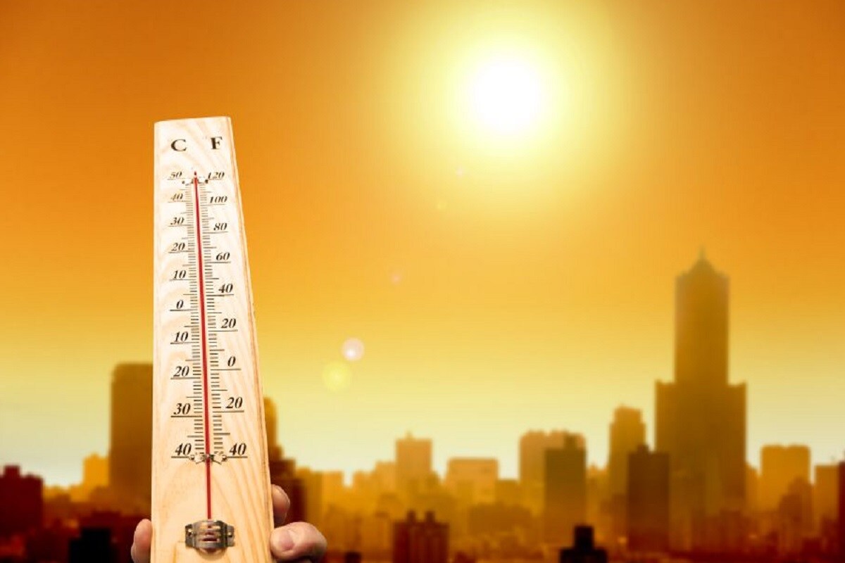 আগামী 24 ঘন্টা তাপমাত্রার খুব একটা পরিবর্তন হবে না উত্তর-পশ্চিম ভারতের রাজ্যগুলি তে। তারপর থেকে পরবর্তী 48 ঘণ্টায় তাপমাত্রা দুই থেকে 4 ডিগ্রি কমতে পারে। মধ্য ও পূর্ব ভারতের কিছু রাজ্যে তাপমাত্রা বাড়তে পারে। ঝাড়খন্ডে তাপমাত্রা আগামী দু তিন দিনে তিন থেকে চার ডিগ্রি পারবে বলে অনুমান আবহবিদদের। তাপমাত্রা বাড়বে কেরল ও মাহেতে । পশ্চিম ভারতের রাজ্যগুলি তে তাপমাত্রা বাড়ার ইঙ্গিত। আগামী কয়েক দিনের বৃষ্টি হতে পারে কেরল সহ দক্ষিণ ভারতের দুই একটি রাজ্যে। আগামী 24 ঘন্টা তাপমাত্রার খুব একটা পরিবর্তন হবে না উত্তর-পশ্চিম ভারতের রাজ্যগুলি তে। তারপর থেকে পরবর্তী 48 ঘণ্টায় তাপমাত্রা দুই থেকে 4 ডিগ্রি কমতে পারে। মধ্য ও পূর্ব ভারতের কিছু রাজ্যে তাপমাত্রা বাড়তে পারে। ঝাড়খন্ডে তাপমাত্রা আগামী দু তিন দিনে তিন থেকে চার ডিগ্রি পারবে বলে অনুমান আবহবিদদের। তাপমাত্রা বাড়বে কেরল ও মাহেতে । পশ্চিম ভারতের রাজ্যগুলি তে তাপমাত্রা বাড়ার ইঙ্গিত। আগামী কয়েক দিনের বৃষ্টি হতে পারে কেরল সহ দক্ষিণ ভারতের দুই একটি রাজ্যে।