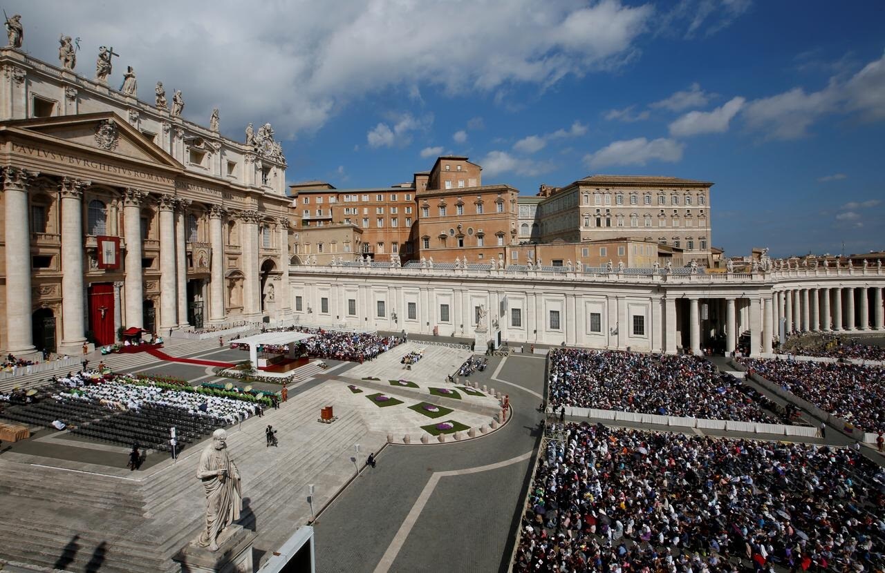 ভ্যাটিকান (Vatican) - বিশ্বের সব চেয়ে ছোট দেশ ভ্যাটিকান। মাত্র ০.৪৪ স্কোয়্যার কিমি এলাকা জুড়ে বিস্তৃত ভ্যাটিকানেরও নিজস্ব কোনও বিমানবন্দর নেই। যদিও রোমের এক গুরুত্বপূর্ণ অংশ এটি। এখানে কোনও বিকল্প জলপথও নেই। তবে আশেপাশে বেশ কয়েকটি বিমানবন্দর রয়েছে। রেল যোগাযোগের ব্যবস্থা রয়েছে। ট্রেনের মাধ্যমে মাত্র ৩০ মিনিটের রাস্তা ফিউমিসিনো (Fiumicino) ও সিয়ামপিনো (Ciampino) বিমানবন্দর। তাছাড়া রেল পথের মাধ্যমেই অনায়াসে পৌঁছানো যায় নেপলস (Naples), ফ্লোরেন্স (Florence) ও পিসা (Pisa) বিমান বন্দরগুলিতে। তাই যাতায়াতে খুব একটা সমস্যা হয় না। ভ্যাটিকান (Vatican) - বিশ্বের সব চেয়ে ছোট দেশ ভ্যাটিকান। মাত্র ০.৪৪ স্কোয়্যার কিমি এলাকা জুড়ে বিস্তৃত ভ্যাটিকানেরও নিজস্ব কোনও বিমানবন্দর নেই। যদিও রোমের এক গুরুত্বপূর্ণ অংশ এটি। এখানে কোনও বিকল্প জলপথও নেই। তবে আশেপাশে বেশ কয়েকটি বিমানবন্দর রয়েছে। রেল যোগাযোগের ব্যবস্থা রয়েছে। ট্রেনের মাধ্যমে মাত্র ৩০ মিনিটের রাস্তা ফিউমিসিনো (Fiumicino) ও সিয়ামপিনো (Ciampino) বিমানবন্দর। তাছাড়া রেল পথের মাধ্যমেই অনায়াসে পৌঁছানো যায় নেপলস (Naples), ফ্লোরেন্স (Florence) ও পিসা (Pisa) বিমান বন্দরগুলিতে। তাই যাতায়াতে খুব একটা সমস্যা হয় না।