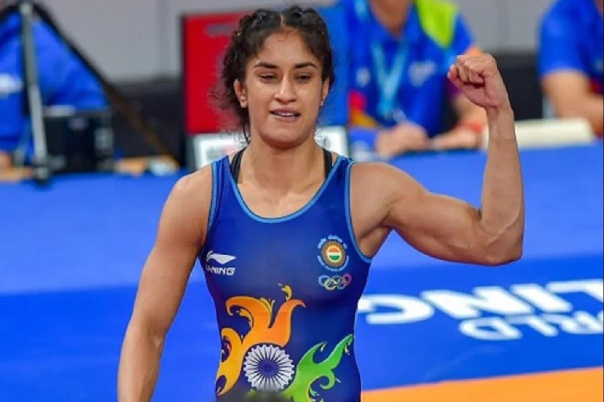 সদ্য সদ্যই তিনি ৫৩ কেজি বিভাগে সারা পৃথিবীতে এক নম্বর মহিলা কুস্তিগির হয়েছেন৷ তিনি কমনওয়েলথ গেমস ও এশিয়ান গেমসে এই দুটিতেই সোনা জয়ী প্রথম ভারতীয় মহিলা৷ Photo-PTI সদ্য সদ্যই তিনি ৫৩ কেজি বিভাগে সারা পৃথিবীতে এক নম্বর মহিলা কুস্তিগির হয়েছেন৷ তিনি কমনওয়েলথ গেমস ও এশিয়ান গেমসে এই দুটিতেই সোনা জয়ী প্রথম ভারতীয় মহিলা৷ Photo-PTI