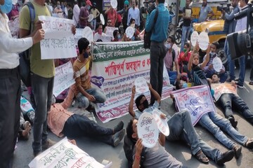 SSC চাকরিপ্রার্থীদের অভিনব বিক্ষোভ! মুখ্যমন্ত্রীর বাড়ির অদূরে রাস্তায় শুয়ে প্রতীকী প্রতিবাদ