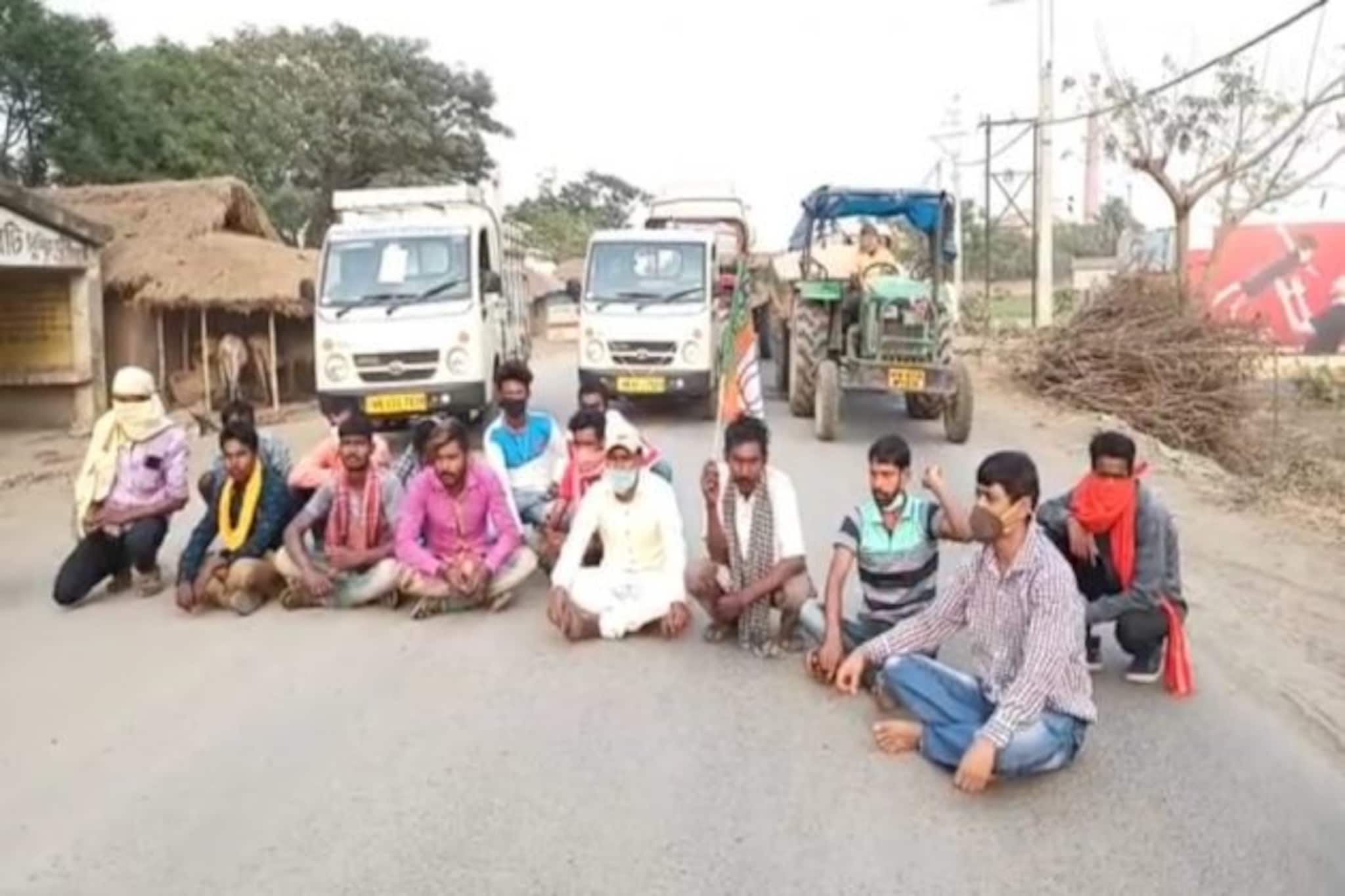 খণ্ডঘোষে প্রার্থী বদলের দাবিতে কুরুচিকর পোস্টার, পথ অবরোধ করে বিক্ষোভ বিজেপি কর্মীদের