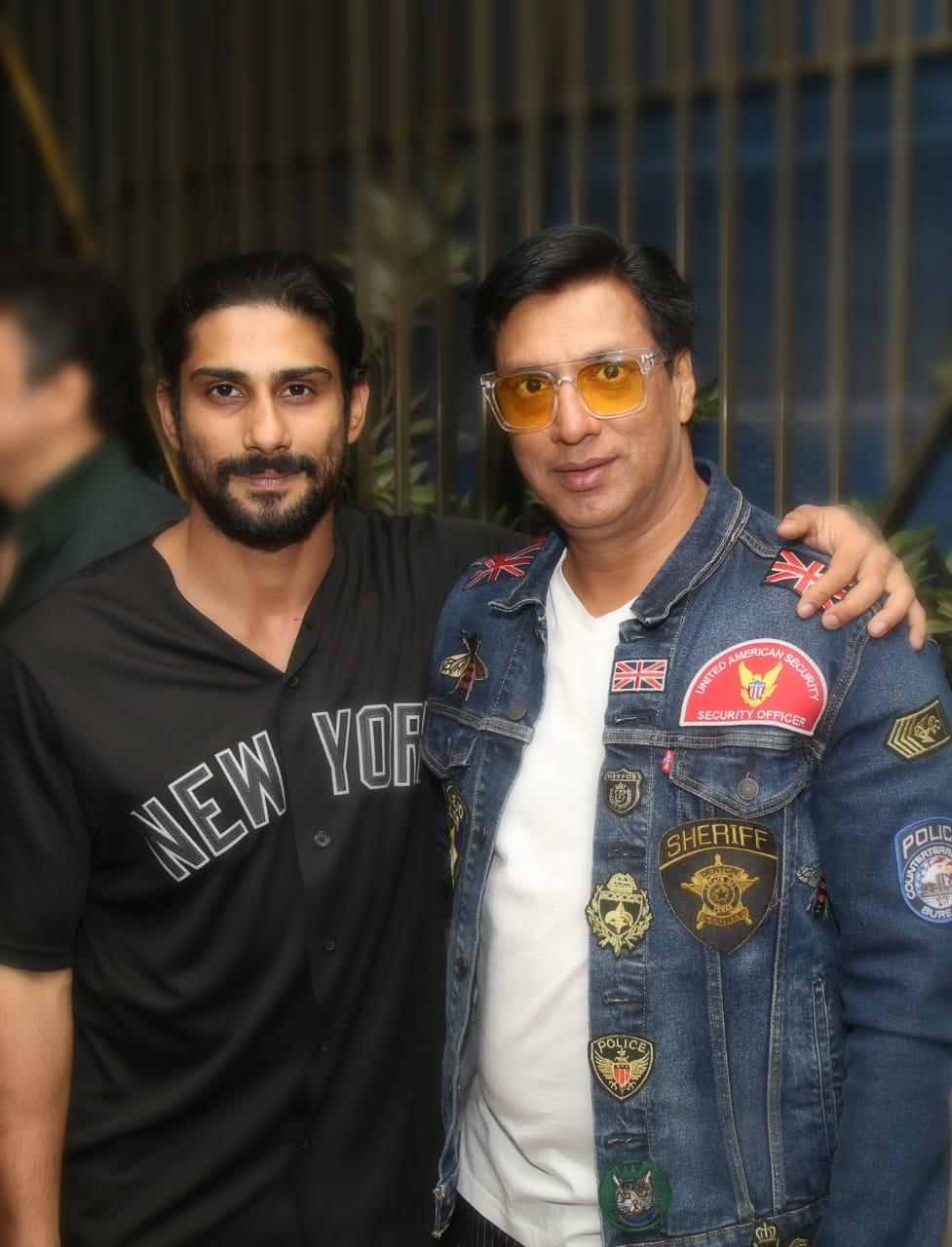 লকডাউন উঠে যেতেই জোর কদমে শুটিং শুরু করেছিলেন মধুর ভাণ্ডারকর। ছবির নাম 'ইন্ডিয়া লকডাউন' । মুখ্য ভূমিকায় প্রতীক বব্বর ও শ্বেতা বসু প্রসাদ। কোভিড বিধি মেনে অতি সন্তর্পণে শুটিং শুরু করেছিলেন। শেষ হল গতকাল। (Story & Image: Sharmila Maiti) লকডাউন উঠে যেতেই জোর কদমে শুটিং শুরু করেছিলেন মধুর ভাণ্ডারকর। ছবির নাম 'ইন্ডিয়া লকডাউন' । মুখ্য ভূমিকায় প্রতীক বব্বর ও শ্বেতা বসু প্রসাদ। কোভিড বিধি মেনে অতি সন্তর্পণে শুটিং শুরু করেছিলেন। শেষ হল গতকাল। (Story & Image: Sharmila Maiti)