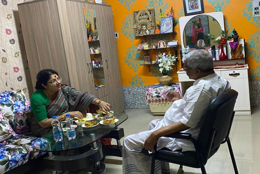  শান্তিকুঞ্জে গিয়েছিলেন লকেট চট্টোপাধ্যায়৷ শিশির অধিকারীর সঙ্গে বিজেপি সাংসদ লকেটের রাজনীতির কথা হয়েছে কি না, তা নিয়ে জল্পনা চলছে৷ কিন্তু লকেটের আপ্যায়নে এলাহি আয়োজনই করেছিল অধিকারী পরিবার৷ Info and Photo- Sujit Bhowmik