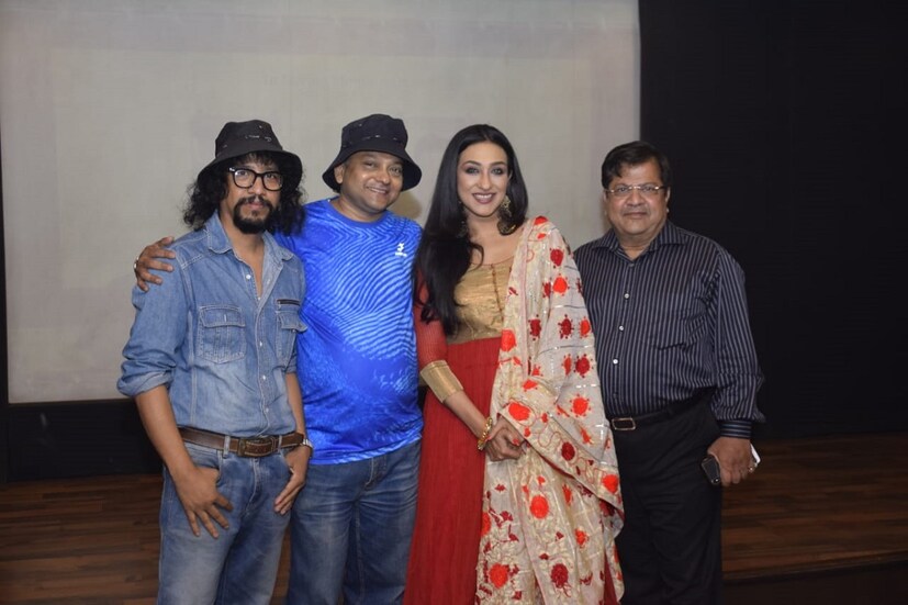 একাধারে নিজের ব্যক্তিগত জীবন ও কাজের জায়গা, দুটোই দারুণ ভাবে ব্যালেন্স করছেন ঋতু।