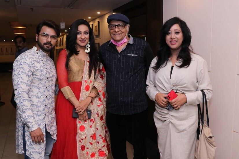 অল রাউন্ডার কাকে বলে তা বোধহয় চোখে আঙ্গুল দিয়ে বুঝিয়ে দিচ্ছেন টলি কুইন ঋতুপর্ণা সেনগুপ্ত। যে রাঁধে সে যে চুলও বাঁধে, তা অক্ষরে অক্ষরে বোঝা যায় ঋতুপর্ণাকে দেখলেই। দীর্ঘ দিনের কেরিয়ারে সব সময়ই শীর্ষে থাকা ঋতু, গোটা লকডাউন পরিবারের সঙ্গে কাটিয়েছেন সিঙ্গাপুরে। সাজানো সংসারে ছেলে, মেয়ে, স্বামীকে নিয়ে দিব্বি ঘর কন্যা করেছেন তিনি। ইতিমধ্যেই এইখানে জমে গিয়েছিল প্রচুর কাজ।