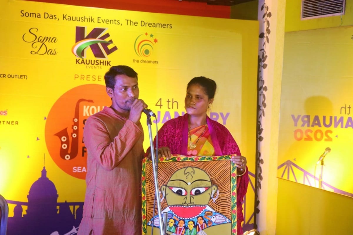 তবে এই শহরেই রয়েছেন বেশ কিছু মানুষ যারা মনে করেন বেঁচে থাকার উৎস হিসেবে বেছে নেওয়া যায় শিল্পকে। আর ঠিক তাই, যে রাস্তায় নেমে ভোটের কাজে নেমে পড়েছেন নেতারা সেই রাস্তাতেই এবারে নিজেদের মিউজিকাল শোয়ের জন্যই বেছে নিলেন শিল্পীরা। শহরে এবারে স্ট্রিট মিউজিকাল ফেস্টিভ্যালের আয়োজন। তবে এই শহরেই রয়েছেন বেশ কিছু মানুষ যারা মনে করেন বেঁচে থাকার উৎস হিসেবে বেছে নেওয়া যায় শিল্পকে। আর ঠিক তাই, যে রাস্তায় নেমে ভোটের কাজে নেমে পড়েছেন নেতারা সেই রাস্তাতেই এবারে নিজেদের মিউজিকাল শোয়ের জন্যই বেছে নিলেন শিল্পীরা। শহরে এবারে স্ট্রিট মিউজিকাল ফেস্টিভ্যালের আয়োজন।
