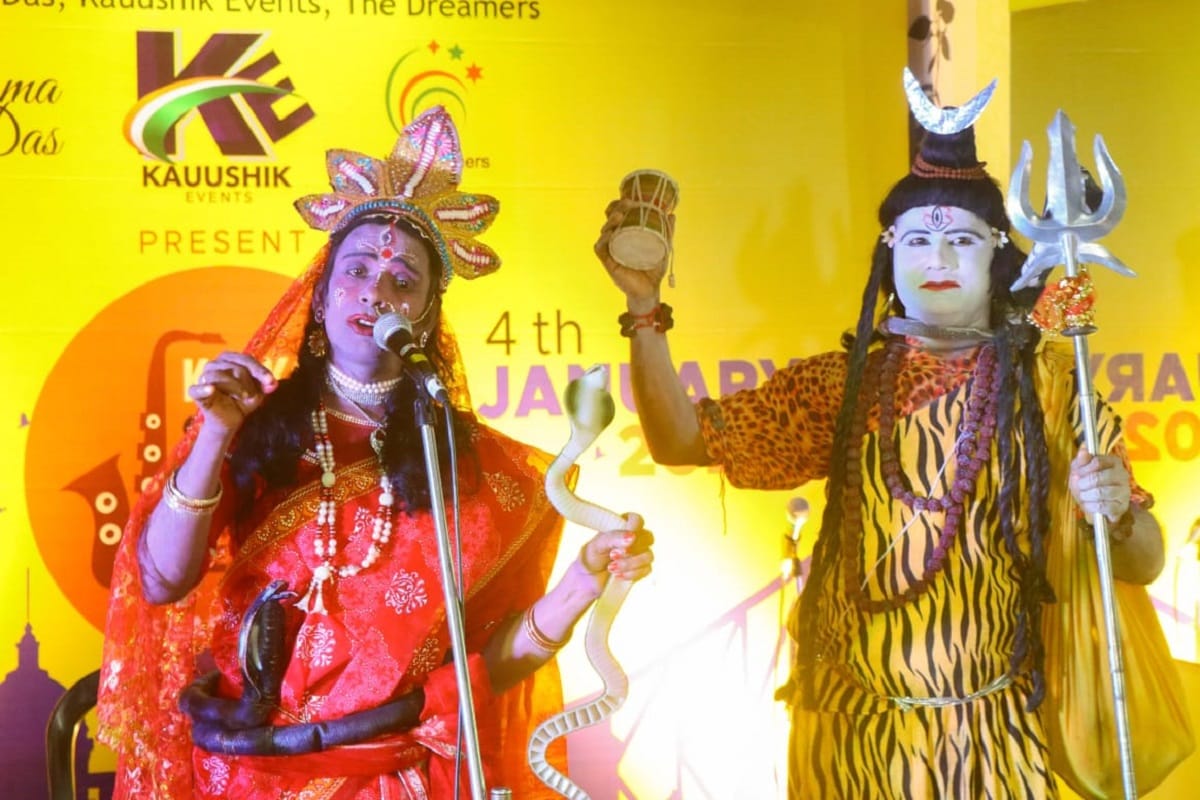 এই শহরের বুকে কান পাতলেই শোনা যায় হৃদপিণ্ডের শব্দ।এই শহরেরই নানা কোনে ছড়িয়ে থাকা প্রাণের উৎস বয়ে নিয়ে চলে এই শহরের ঐতিহ্য। নির্বাচনের কদিন বাকি থাকার কারণে কম বেশি প্রায় রোজই চলছে নির্বাচনী প্রচারের কাজ। এই শহরের বুকে কান পাতলেই শোনা যায় হৃদপিণ্ডের শব্দ।এই শহরেরই নানা কোনে ছড়িয়ে থাকা প্রাণের উৎস বয়ে নিয়ে চলে এই শহরের ঐতিহ্য। নির্বাচনের কদিন বাকি থাকার কারণে কম বেশি প্রায় রোজই চলছে নির্বাচনী প্রচারের কাজ।