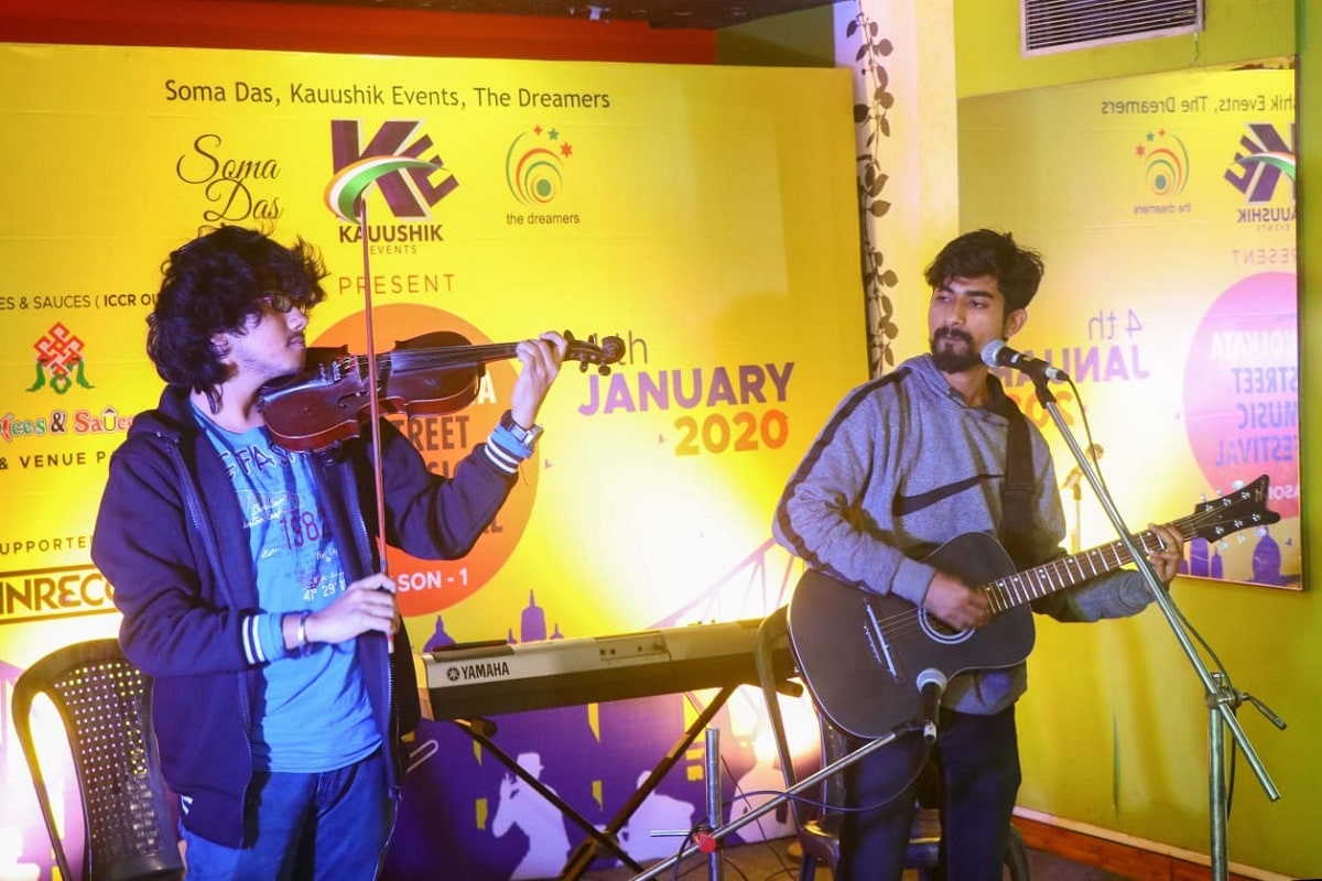 পথেই যারা গান করেন তাদের সম্মান জানিয়ে শহরের রাজপথে এই সুরের উৎসব। সমগ্র ভাবনায় সুদীপ্ত চন্দ। শ্যাম সুন্দর কোম্পানি জুয়েলার্স নিবেদন করছেন এবছেরর কলকাতা স্ট্রিট মিউজিক ফেস্টিভ্যাল (সিজন টু ), সহযোগিতায় মাছ,মছলি এন্ড মোর। পথেই যারা গান করেন তাদের সম্মান জানিয়ে শহরের রাজপথে এই সুরের উৎসব। সমগ্র ভাবনায় সুদীপ্ত চন্দ। শ্যাম সুন্দর কোম্পানি জুয়েলার্স নিবেদন করছেন এবছেরর কলকাতা স্ট্রিট মিউজিক ফেস্টিভ্যাল (সিজন টু ), সহযোগিতায় মাছ,মছলি এন্ড মোর।