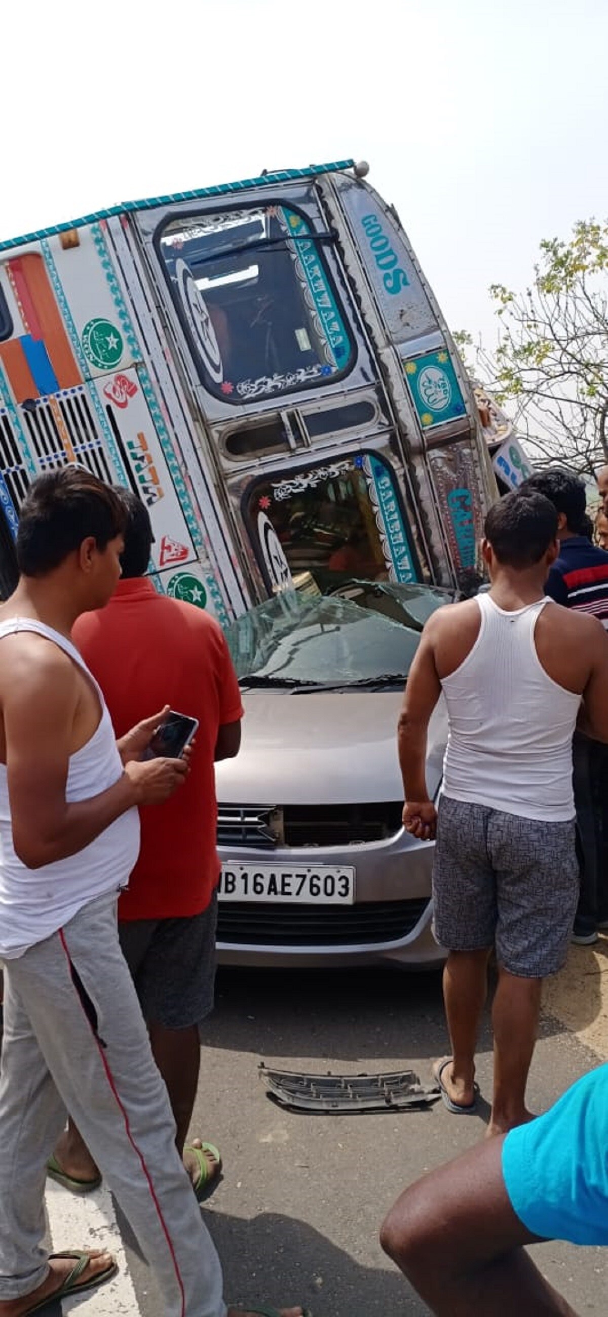 •প্রায় আধঘণ্টার চেষ্টায় স্থানীয় বাসিন্দা, পুলিশ ও সিভিক ভলান্টিয়ারদের চেষ্টায় অরুণ বাবু ও তাঁর সঙ্গী গাড়িচালককে উদ্ধার করা সম্ভব হয়। অরুণবাবু বলেন, লরিটি গাড়ির ওপর পড়ার পর আমাদের বের হওয়ার কোনও উপায় ছিল না। চালক ও আমি আটকে পড়ি। লরিটি ধীরে ধীরে নীচের দিকে নেমে আসতে থাকে। প্রান বাঁচাতে সিটের উপর আমরা মুখ গুঁজে শুয়ে পড়ি। একদম চেপ্টে যাওয়ার অবস্থা। ঈশ্বরকে ডাকতে থাকি। •প্রায় আধঘণ্টার চেষ্টায় স্থানীয় বাসিন্দা, পুলিশ ও সিভিক ভলান্টিয়ারদের চেষ্টায় অরুণ বাবু ও তাঁর সঙ্গী গাড়িচালককে উদ্ধার করা সম্ভব হয়। অরুণবাবু বলেন, লরিটি গাড়ির ওপর পড়ার পর আমাদের বের হওয়ার কোনও উপায় ছিল না। চালক ও আমি আটকে পড়ি। লরিটি ধীরে ধীরে নীচের দিকে নেমে আসতে থাকে। প্রান বাঁচাতে সিটের উপর আমরা মুখ গুঁজে শুয়ে পড়ি। একদম চেপ্টে যাওয়ার অবস্থা। ঈশ্বরকে ডাকতে থাকি।