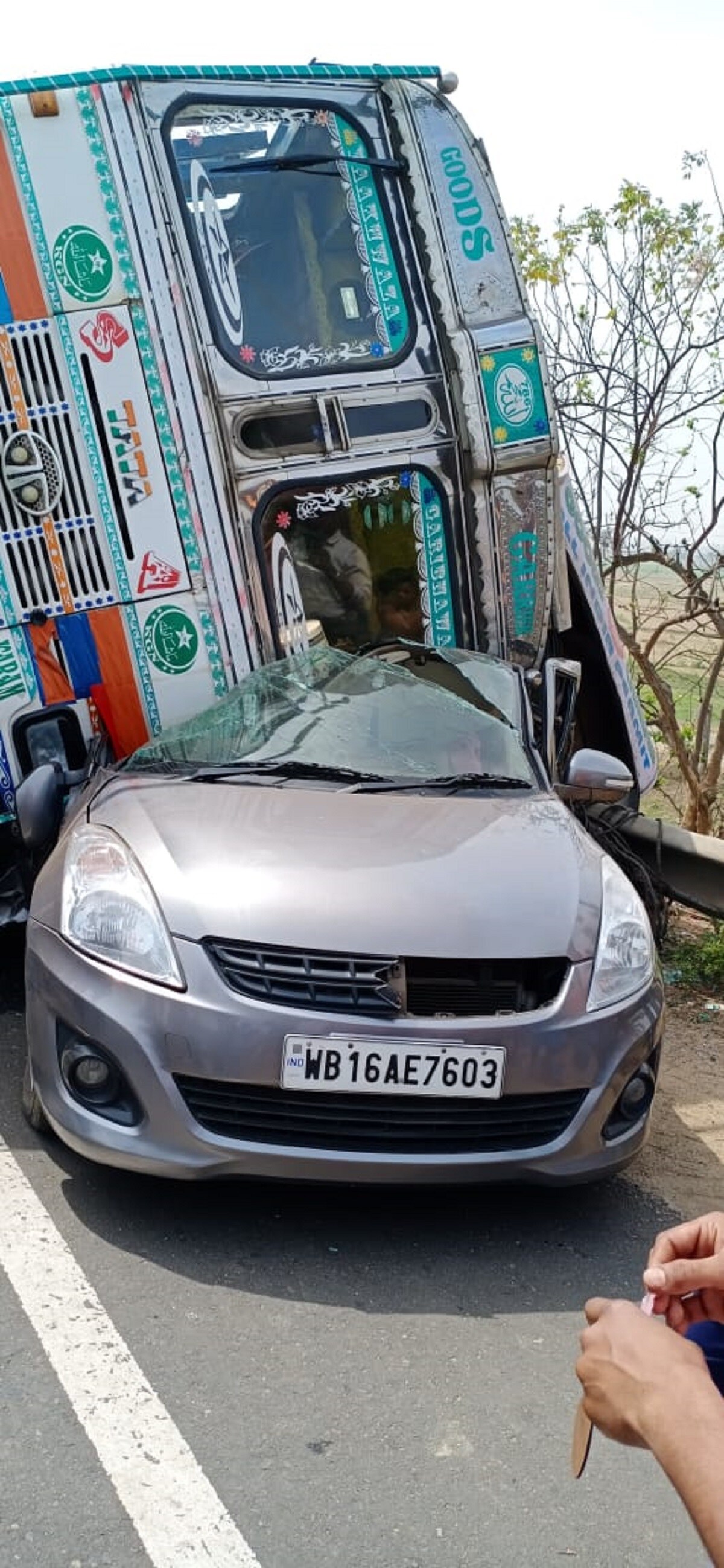 •অরুণবাবু বলেন, প্রচুর মানুষ যেভাবে আমাদের বাঁচাতে এগিয়ে এসেছিলেন তা কল্পনা করা যায় না। পুলিশ, সিভিক ভলেন্টিয়ার ও স্থানীয় বাসিন্দারা সবাই মিলে আমাদের পুনর্জন্ম দিয়েছেন। তাঁদের সকলকে অসংখ্য প্রণাম। সবার উপরে মানুষ সেটা প্রমাণ হল। •অরুণবাবু বলেন, প্রচুর মানুষ যেভাবে আমাদের বাঁচাতে এগিয়ে এসেছিলেন তা কল্পনা করা যায় না। পুলিশ, সিভিক ভলেন্টিয়ার ও স্থানীয় বাসিন্দারা সবাই মিলে আমাদের পুনর্জন্ম দিয়েছেন। তাঁদের সকলকে অসংখ্য প্রণাম। সবার উপরে মানুষ সেটা প্রমাণ হল।