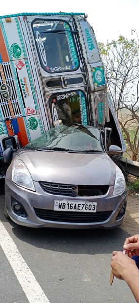 •অরুণবাবু বলেন, প্রচুর মানুষ যেভাবে আমাদের বাঁচাতে এগিয়ে এসেছিলেন তা কল্পনা করা যায় না। পুলিশ, সিভিক ভলেন্টিয়ার ও স্থানীয় বাসিন্দারা সবাই মিলে আমাদের পুনর্জন্ম দিয়েছেন। তাঁদের সকলকে অসংখ্য প্রণাম। সবার উপরে মানুষ সেটা প্রমাণ হল।