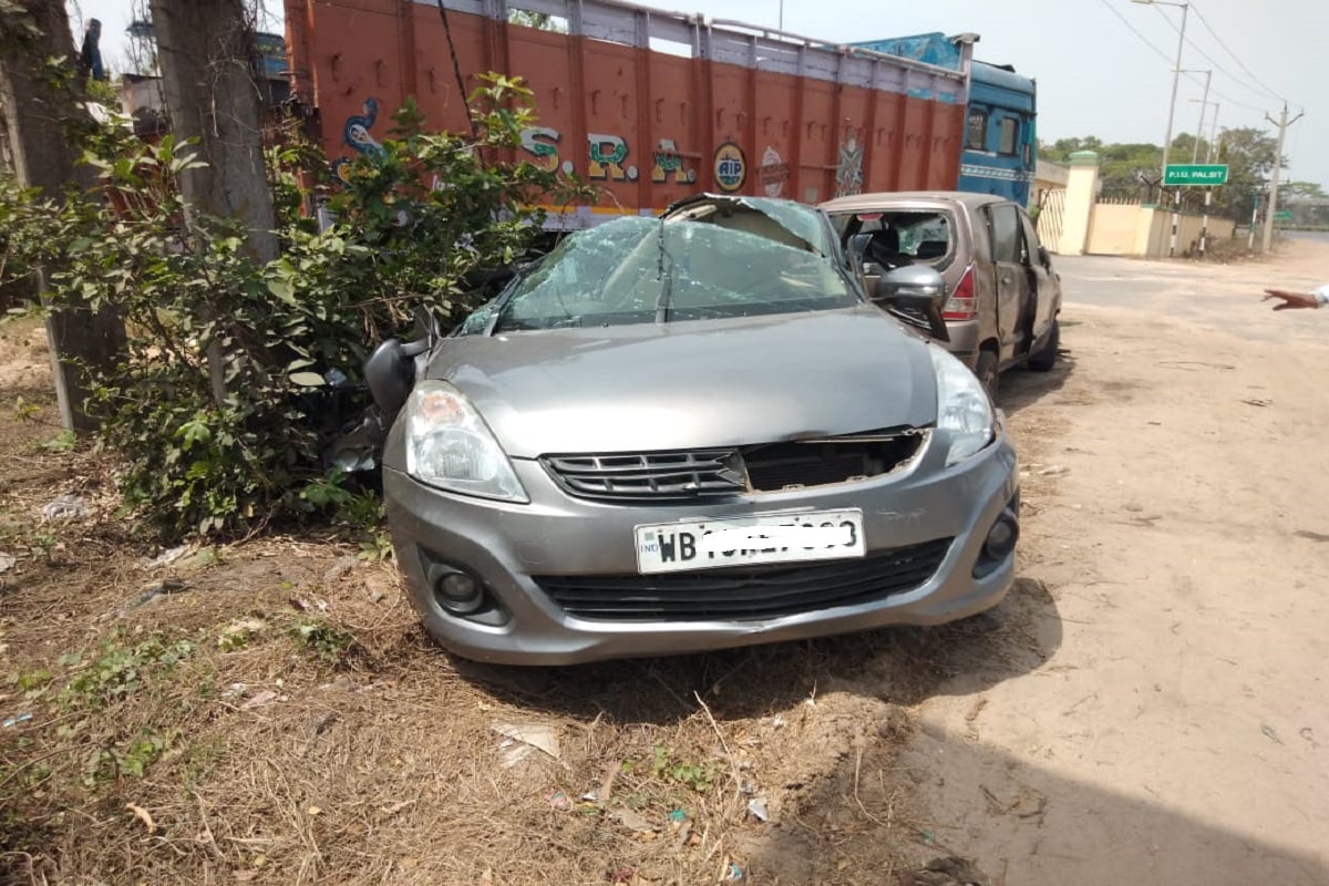 •স্থানীয় বাসিন্দারা জানালেন, লরির তলায় একটা চারচাকা গাড়ি চাপা পড়ে গেছে দেখে তারা ছুটে আসেন। চারচাকা গাড়িটি যেভাবে দুমড়ে-মুচড়ে গিয়েছিল তাতে তার ভিতরে কেউ যে আর বেঁচে নাই, তাই ধরেই নিয়েছিলেন সকলে। কিন্তু কাছে এসে তারা দেখেন যে, দুজনেরই বেঁচে থাকার সম্ভাবনা রয়েছে। তাতেই উৎসাহিত হয়ে সকলে মিলে উদ্ধার কাজ শুরু হয়। (Reporter-Saradindu Ghosh) •স্থানীয় বাসিন্দারা জানালেন, লরির তলায় একটা চারচাকা গাড়ি চাপা পড়ে গেছে দেখে তারা ছুটে আসেন। চারচাকা গাড়িটি যেভাবে দুমড়ে-মুচড়ে গিয়েছিল তাতে তার ভিতরে কেউ যে আর বেঁচে নাই, তাই ধরেই নিয়েছিলেন সকলে। কিন্তু কাছে এসে তারা দেখেন যে, দুজনেরই বেঁচে থাকার সম্ভাবনা রয়েছে। তাতেই উৎসাহিত হয়ে সকলে মিলে উদ্ধার কাজ শুরু হয়। (Reporter-Saradindu Ghosh)
