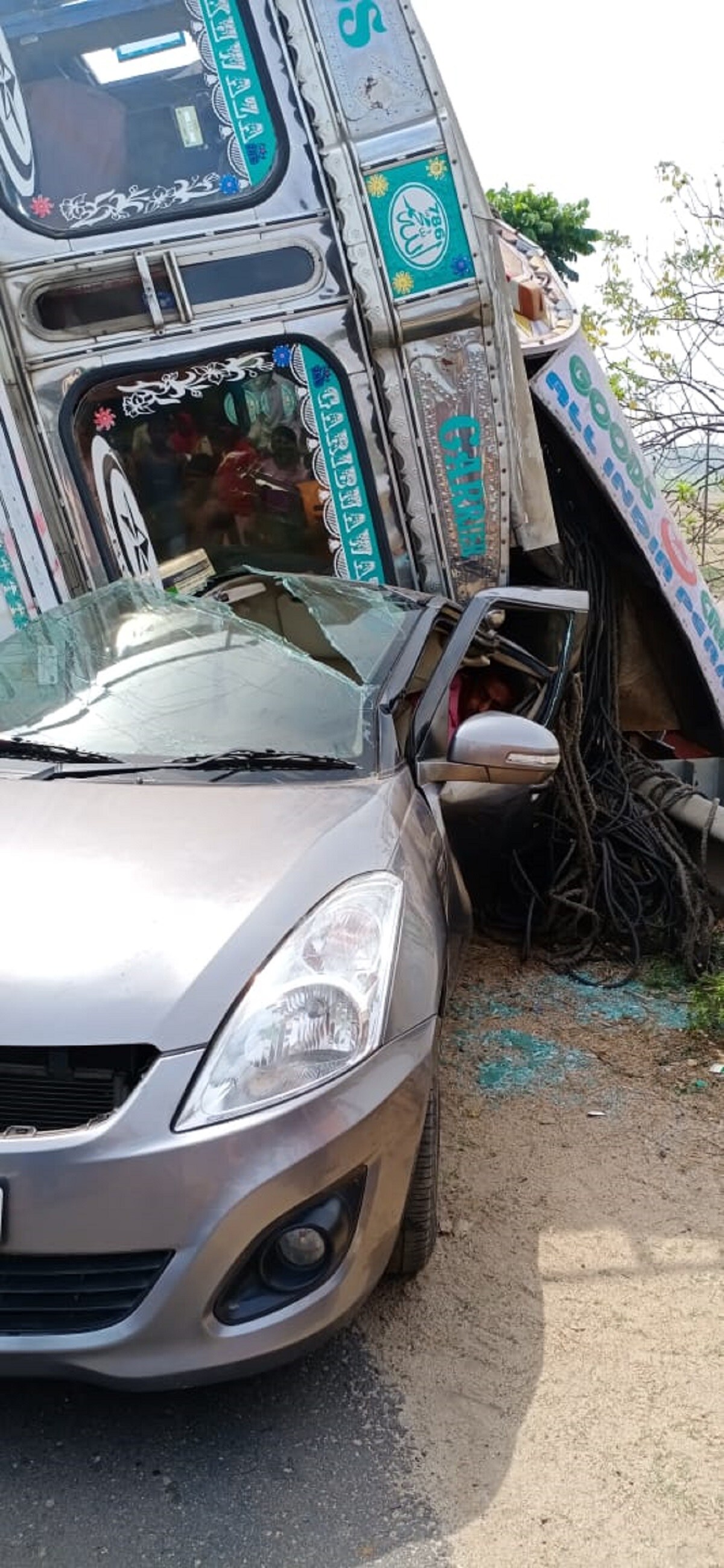 •ঈশ্বর যে মানুষ রূপে দেখা দেবেন তা হয়তো কল্পনাতেও ছিল না তাঁদের। প্রচুর স্থানীয় মানুষ জড়ো হয়। লরি ও তার ভিতরে থাকা সামগ্রী তাঁদের উপর চেপে বসেছে। স্থানীয়রা তা সরানোর কাজ শুরু করেন। পুলিশ ও সিভিক ভলান্টিয়াররা আসার পর গাড়ির ভেতর থেকে তাঁদের বের করা সম্ভব হয়। গাড়ির চালক গুরুতর আহত। তাঁকে অনাময় হাসপাতালে ভর্তি করা হয়। •ঈশ্বর যে মানুষ রূপে দেখা দেবেন তা হয়তো কল্পনাতেও ছিল না তাঁদের। প্রচুর স্থানীয় মানুষ জড়ো হয়। লরি ও তার ভিতরে থাকা সামগ্রী তাঁদের উপর চেপে বসেছে। স্থানীয়রা তা সরানোর কাজ শুরু করেন। পুলিশ ও সিভিক ভলান্টিয়াররা আসার পর গাড়ির ভেতর থেকে তাঁদের বের করা সম্ভব হয়। গাড়ির চালক গুরুতর আহত। তাঁকে অনাময় হাসপাতালে ভর্তি করা হয়।
