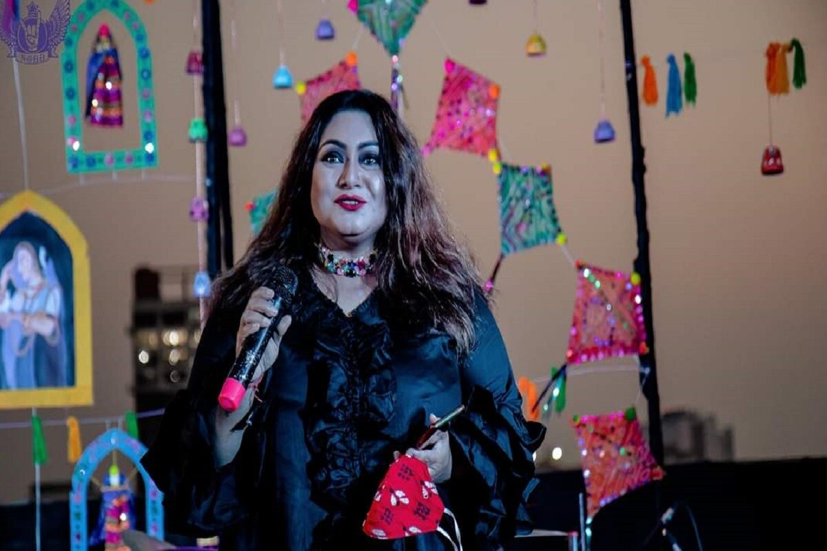 •শহরের অন্যতম সেরা গানের অনুষ্ঠান সই তোর সাথে-এর আয়োজক নিউজ অ্যাট বাংলা ব্যান্ড৷ নিউজ অ্যাট বাংলা ব্যান্ডের পক্ষ থেকে সায়ক জানান যে, গায়িকাদের উৎসাহ দিতে এবং তাঁদের জন্য বিশেষ এক মঞ্চ তৈরি করে দিতে পেরে, তাঁরাও খুশি৷ •শহরের অন্যতম সেরা গানের অনুষ্ঠান সই তোর সাথে-এর আয়োজক নিউজ অ্যাট বাংলা ব্যান্ড৷ নিউজ অ্যাট বাংলা ব্যান্ডের পক্ষ থেকে সায়ক জানান যে, গায়িকাদের উৎসাহ দিতে এবং তাঁদের জন্য বিশেষ এক মঞ্চ তৈরি করে দিতে পেরে, তাঁরাও খুশি৷