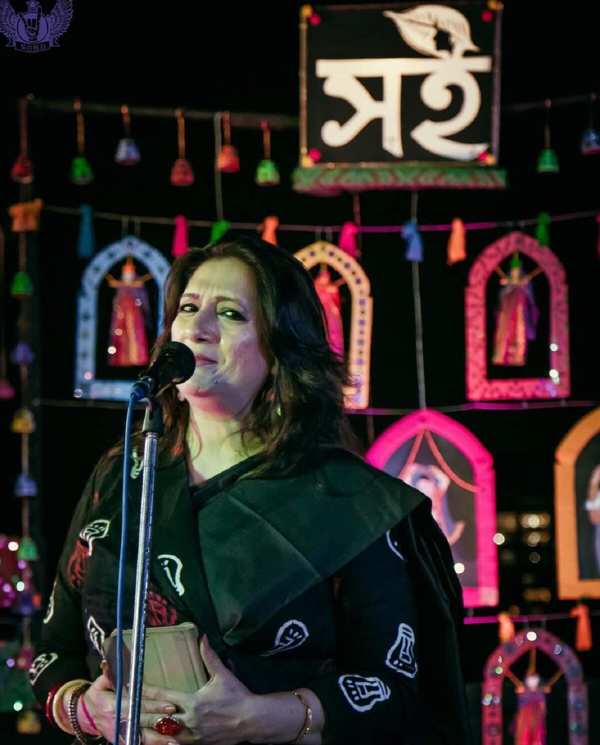 •এই অনুষ্ঠানটি আয়োজন করা হয় রুফটপ অর্থাৎ খোলা ছাদে৷ একেবারে মুক্ত হাওয়ায়, মুক্ত কন্ঠে গান গেয়ে সকলের মন জয় করেন গায়িকারা৷ জীবনের জয়গান শোনা যায় সকল গায়িকার গলায়৷ •এই অনুষ্ঠানটি আয়োজন করা হয় রুফটপ অর্থাৎ খোলা ছাদে৷ একেবারে মুক্ত হাওয়ায়, মুক্ত কন্ঠে গান গেয়ে সকলের মন জয় করেন গায়িকারা৷ জীবনের জয়গান শোনা যায় সকল গায়িকার গলায়৷