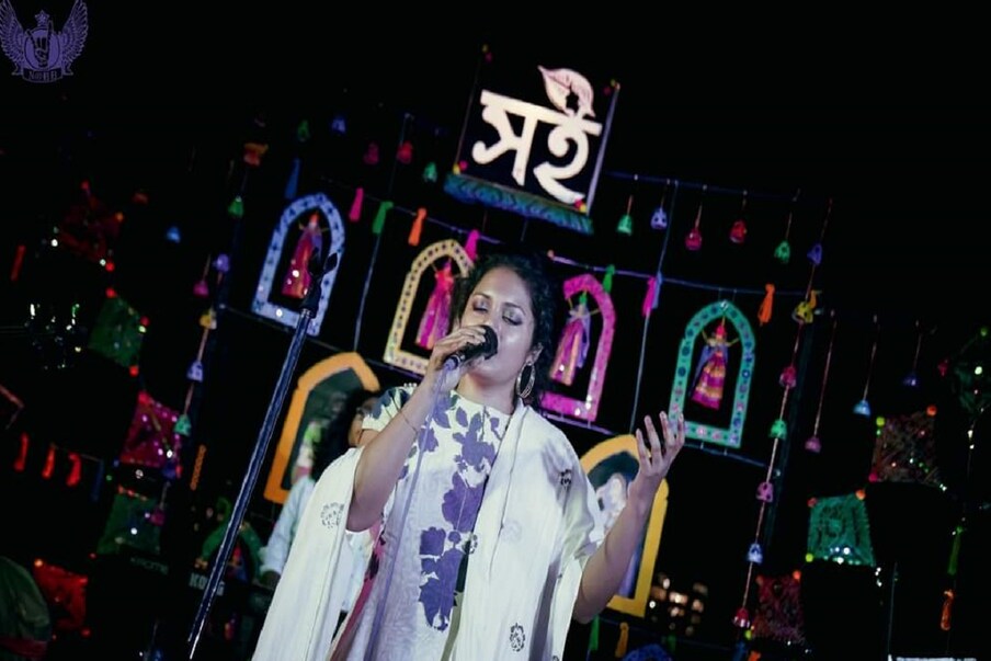  •দেখতে দেখতে ষষ্ঠ পর্বে পা দিল সই তোর সাথে অনুষ্ঠানটি৷ আন্তর্জাতিক নারী দিবসে মহিলাদের প্রতি সম্মান জানিয়ে হয় এই অনুষ্ঠান৷ মূলত বাংলায় গায়িকাদের গুরুত্ব দিতেই এই অনুষ্ঠানের আয়োজন করা হয়৷ প্রতি বছর বসে সইয়ের এই আসর৷ অংশগ্রহণ করেন প্রবীণ থেকে নবীন গায়িকারা৷