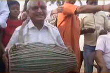 খোল-করতাল বাজিয়ে, রং মেখে অভিনব প্রচার বিজেপি প্রার্থীর খোল-করতাল বাজিয়ে, রং মেখে অভিনব প্রচার বিজেপি প্রার্থীর