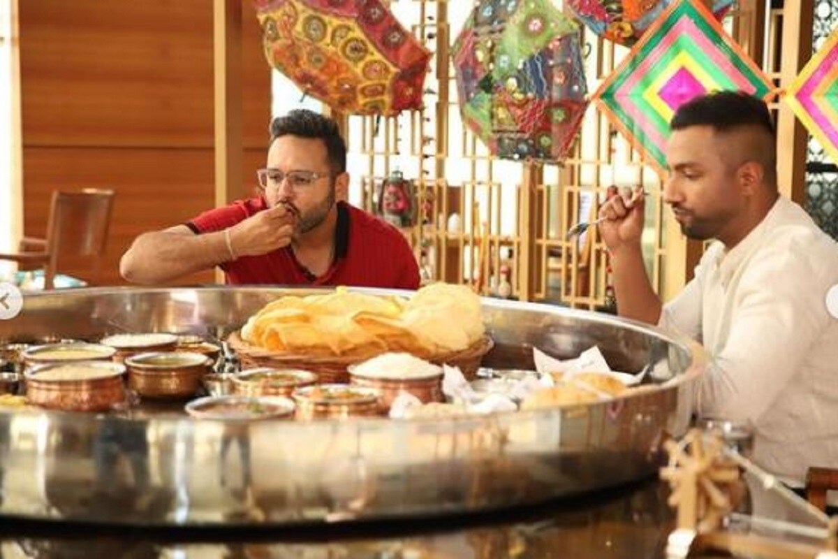 এই থালি খেয়ে শেষ করতে হবে ১ ঘণ্টার মধ্যে৷ তবে এই থালি শেষ করতে বন্ধু ও পরিবারের সাহায্য নেওয়া যেতে পারে তবে মোট লোকের সংখ্যা ৪ জন অবধি হতে পারে৷ Photo Courtesy-Cyahmedabad Instagram এই থালি খেয়ে শেষ করতে হবে ১ ঘণ্টার মধ্যে৷ তবে এই থালি শেষ করতে বন্ধু ও পরিবারের সাহায্য নেওয়া যেতে পারে তবে মোট লোকের সংখ্যা ৪ জন অবধি হতে পারে৷ Photo Courtesy-Cyahmedabad Instagram