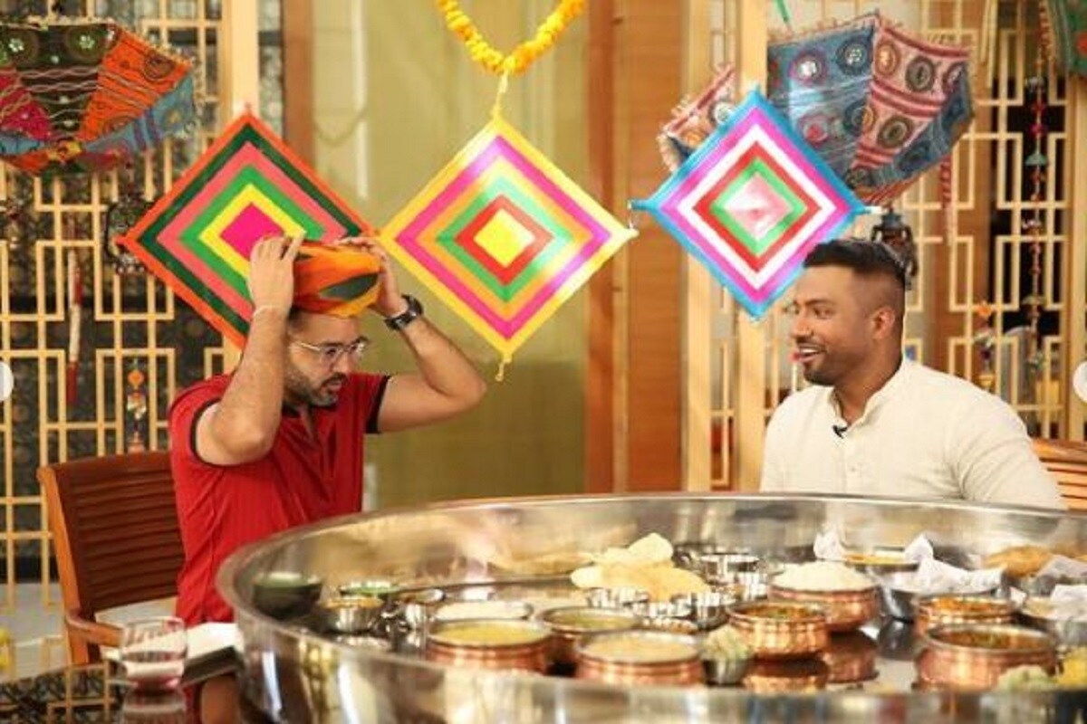 প্রথম বার এই থালি সামনে এল পার্থিব প্যাটেলের খাওয়ার পাত হিসেবে৷ তিনি বিশেষ গুজরাতি পাগড়ি পরে বন্ধুকে নিয়ে চেখে দেখেন একেবারে ট্র্যাডিশানাল গুজরাতি রান্না ভরা এই থালি৷ Photo Courtesy-Cyahmedabad Instagram প্রথম বার এই থালি সামনে এল পার্থিব প্যাটেলের খাওয়ার পাত হিসেবে৷ তিনি বিশেষ গুজরাতি পাগড়ি পরে বন্ধুকে নিয়ে চেখে দেখেন একেবারে ট্র্যাডিশানাল গুজরাতি রান্না ভরা এই থালি৷ Photo Courtesy-Cyahmedabad Instagram