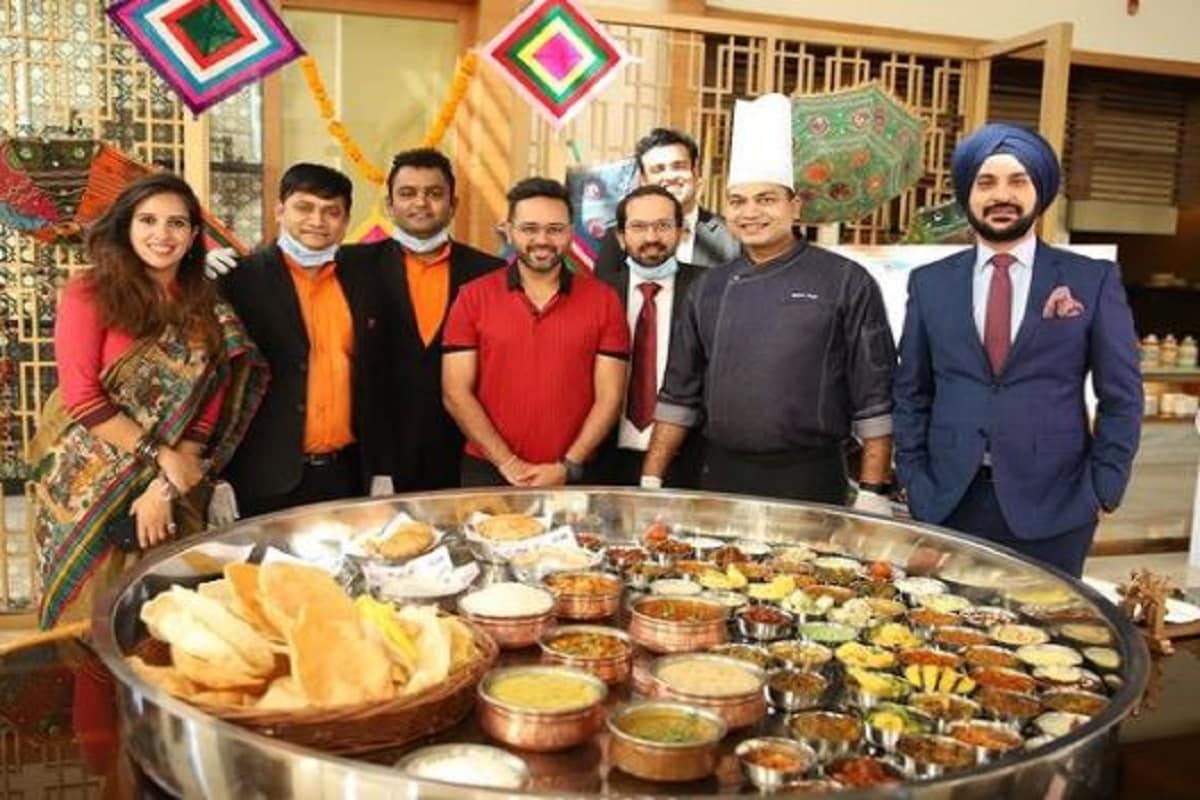 এই গ্র্যান্ড থালিতে প্রতিটা পদ একাধিক সংখ্যায় থাকে৷ তাতে মিক্সড স্ন্যাকস, রুটি, অ্যাপেটাইজার এবং ডেজার্ট থাকে৷ ক্রিকেটে ভারতীয় দলের পরপর দুর্দান্ত পারফরম্যান্সের পরেই এই ক্রিকেট রস (Cricket Raas ) উৎসব পালিত হচ্ছে৷ সুস্মিতা সেনগুপ্তর হাত ধরে এই প্রয়াস৷ তিনি বিভিন্ন ধরণের খাওয়াদাওয়ার সঙ্গে জুড়ে থাকেন৷ Photo Courtesy-Cyahmedabad Instagram এই গ্র্যান্ড থালিতে প্রতিটা পদ একাধিক সংখ্যায় থাকে৷ তাতে মিক্সড স্ন্যাকস, রুটি, অ্যাপেটাইজার এবং ডেজার্ট থাকে৷ ক্রিকেটে ভারতীয় দলের পরপর দুর্দান্ত পারফরম্যান্সের পরেই এই ক্রিকেট রস (Cricket Raas ) উৎসব পালিত হচ্ছে৷ সুস্মিতা সেনগুপ্তর হাত ধরে এই প্রয়াস৷ তিনি বিভিন্ন ধরণের খাওয়াদাওয়ার সঙ্গে জুড়ে থাকেন৷ Photo Courtesy-Cyahmedabad Instagram