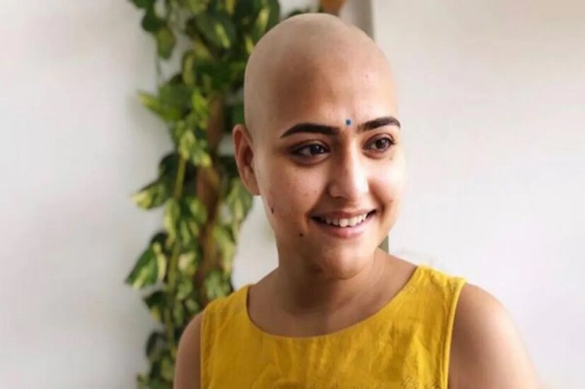 *শুক্রবার ঐন্দ্রিলা হলুদ একটি জামা পরে সোশ্যাল মিডিয়ায় একটি ছবি শেয়ার করেছেন। তবে সেই ছবিতে তাঁর এক ঢাল চুল আর নেই। ছবিঃ ইনস্টাগ্রাম। 