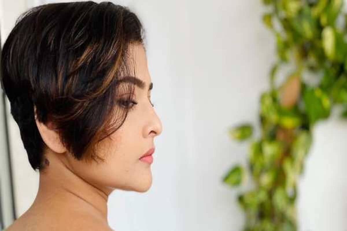 *লড়াকু অভিনেত্রী ঐন্দ্রিলা প্রথম কেমো নিয়েই শুটিং ফ্লোরে ফেরেন৷ সবাইকে রীতিমতো তাক লাগিয়ে চলছে তাঁর কাজকর্ম। ছবিঃ ইনস্টাগ্রাম। *লড়াকু অভিনেত্রী ঐন্দ্রিলা প্রথম কেমো নিয়েই শুটিং ফ্লোরে ফেরেন৷ সবাইকে রীতিমতো তাক লাগিয়ে চলছে তাঁর কাজকর্ম। ছবিঃ ইনস্টাগ্রাম।