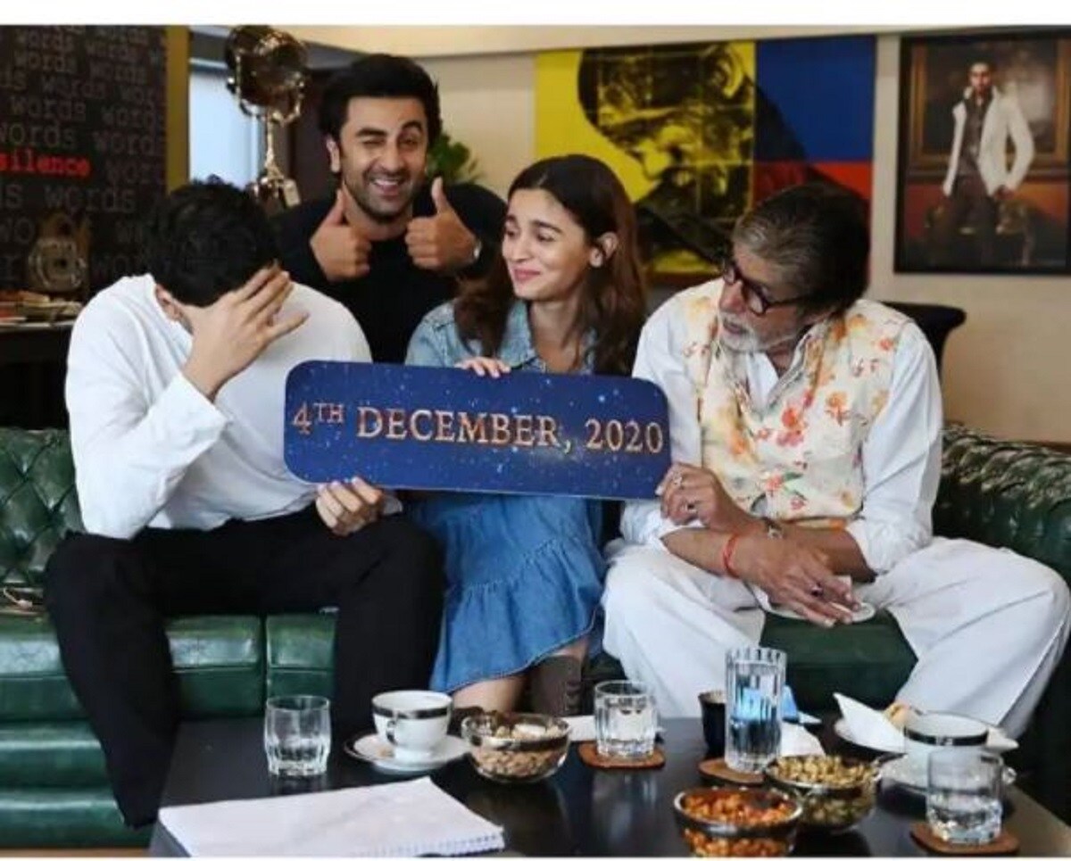 ৫) অতিমারীর জন্য দেশ জুড়ে লকডাউন শুরু হওয়ার আগে এটাই স্থির ছিল যে গত বছর অর্থাৎ ২০২০-র ডিসেম্বর মাসে মুক্তি পাবে ব্রহ্মাস্ত্র। সেই কথা ভেবেই সম্ভবত এই ছবিটি তোলা হয়। ছবিতে রয়েছেন বিগ বি অমিতাভ বচ্চনও (Amitabh Bachchan)। ৫) অতিমারীর জন্য দেশ জুড়ে লকডাউন শুরু হওয়ার আগে এটাই স্থির ছিল যে গত বছর অর্থাৎ ২০২০-র ডিসেম্বর মাসে মুক্তি পাবে ব্রহ্মাস্ত্র। সেই কথা ভেবেই সম্ভবত এই ছবিটি তোলা হয়। ছবিতে রয়েছেন বিগ বি অমিতাভ বচ্চনও (Amitabh Bachchan)।