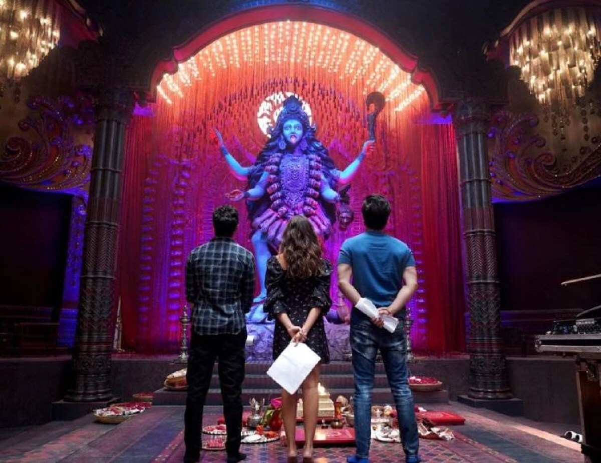 ১) মা কালীর বিশাল মূর্তির সামনে দাঁড়িয়ে আলিয়া, রণবীর ও পরিচালক অয়ন মুখোপাধ্যায় (Ayan Mukerji)। ছবিটি ব্রহ্মাস্ত্র (Brahmastra) ছবির সেট থেকে তোলা। পরিচালক ও সহ অভিনেতাকে ম্যাজিকাল বয়েজ বলে আখ্যা দিয়েছেন আলিয়া। ১) মা কালীর বিশাল মূর্তির সামনে দাঁড়িয়ে আলিয়া, রণবীর ও পরিচালক অয়ন মুখোপাধ্যায় (Ayan Mukerji)। ছবিটি ব্রহ্মাস্ত্র (Brahmastra) ছবির সেট থেকে তোলা। পরিচালক ও সহ অভিনেতাকে ম্যাজিকাল বয়েজ বলে আখ্যা দিয়েছেন আলিয়া।