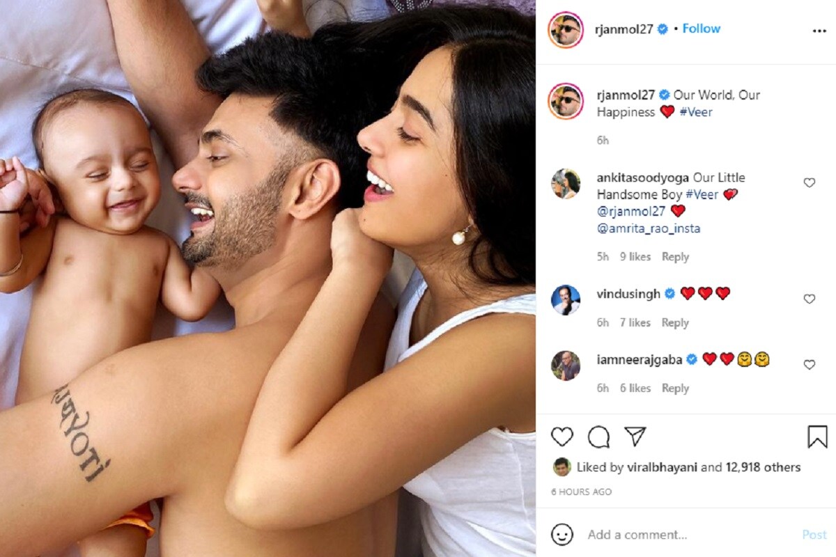 *ছবিতে দেখা যাচ্ছে দুধ সাদা বিছানায় সাদা পোশাকে তিনজনেই। সেখানে স্বামী আনমোলকে জড়িয়ে রয়েছেন অমৃতা। আনমোল জড়িয়ে রয়েছেন ছেলে বীরকে। ছবি: ইনস্টাগ্রাম। *ছবিতে দেখা যাচ্ছে দুধ সাদা বিছানায় সাদা পোশাকে তিনজনেই। সেখানে স্বামী আনমোলকে জড়িয়ে রয়েছেন অমৃতা। আনমোল জড়িয়ে রয়েছেন ছেলে বীরকে। ছবি: ইনস্টাগ্রাম।
