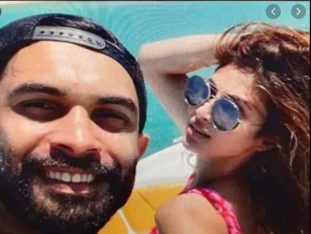 সূরজ- মৌনির বিয়ের পাকা কথা আবার হয়েছে বলিউডের আরেক চেনা মুখ মন্দিরা বেদির বাড়িতে। আসলে মন্দির আর মৌনি পরস্পরের বেশ ঘনিষ্ঠ, অন্য দিকে নাম্বিয়ার পরিবারের সঙ্গেও রয়েছে মন্দিরার হৃদ্যতা। তাই বলিউডের বাতাসে ছড়িয়ে পড়েছে খবর- মন্দিরা-ই না কি এই বিয়েতে ঘটকালি করছেন! এমন কথাও শোনা যায় যে তাঁর দেওয়া এক পার্টিতেই আলাপ হয়েছিল মৌনি আর সূরজের। অবশ্য মৌনি বা মন্দিরা- বলিউডের দুই নায়িকার কেউ বিষয়টি নিয়ে মুখ খোলেননি। এবার প্রশ্ন হল, 'রেড' নায়িকা বলিউড ছেড়ে সুদূর দুবাইয়ে যাঁর প্রেমে পড়লেন, সে সূরজ নাম্বিয়ার কে ? সূরজ- মৌনির বিয়ের পাকা কথা আবার হয়েছে বলিউডের আরেক চেনা মুখ মন্দিরা বেদির বাড়িতে। আসলে মন্দির আর মৌনি পরস্পরের বেশ ঘনিষ্ঠ, অন্য দিকে নাম্বিয়ার পরিবারের সঙ্গেও রয়েছে মন্দিরার হৃদ্যতা। তাই বলিউডের বাতাসে ছড়িয়ে পড়েছে খবর- মন্দিরা-ই না কি এই বিয়েতে ঘটকালি করছেন! এমন কথাও শোনা যায় যে তাঁর দেওয়া এক পার্টিতেই আলাপ হয়েছিল মৌনি আর সূরজের। অবশ্য মৌনি বা মন্দিরা- বলিউডের দুই নায়িকার কেউ বিষয়টি নিয়ে মুখ খোলেননি। এবার প্রশ্ন হল, 'রেড' নায়িকা বলিউড ছেড়ে সুদূর দুবাইয়ে যাঁর প্রেমে পড়লেন, সে সূরজ নাম্বিয়ার কে ?