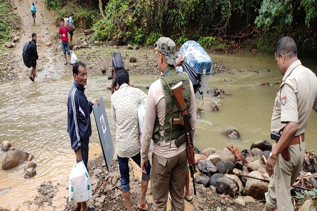 রাহুলের আরও আক্রমণ, 'আপনারা যদি অসম, কিংবা কৃষক কিংবা দেশের কোনও বিষয়ে মিথ্যা শুনতে চান, তাহলে টিভি ঘুরিয়ে নরেন্দ্র মোদিকে শুনুন। ২৪ ঘণ্টাই উনি মিথ্যা বলছেন।' অপরদিকে, অমিত শাহের পালটা আক্রমণ, 'রাহুল বাবা অসমে ঘুরতে এসেছেন। তিনি বলেছেন বদরুদ্দিন আজমল অসমের মুখ। তাহলে ভুপেন হাজারিকা, শঙ্কর দেব, উপেন্দ্র নাথ এরা কে? বদরুদ্দিন আজমল কীভাবে অসমের পরিচিতি হতে পারে? অনুপ্রবেশকারীদের ঘাঁটি হতে দেব না অসমকে।' রাহুলের আরও আক্রমণ, 'আপনারা যদি অসম, কিংবা কৃষক কিংবা দেশের কোনও বিষয়ে মিথ্যা শুনতে চান, তাহলে টিভি ঘুরিয়ে নরেন্দ্র মোদিকে শুনুন। ২৪ ঘণ্টাই উনি মিথ্যা বলছেন।' অপরদিকে, অমিত শাহের পালটা আক্রমণ, 'রাহুল বাবা অসমে ঘুরতে এসেছেন। তিনি বলেছেন বদরুদ্দিন আজমল অসমের মুখ। তাহলে ভুপেন হাজারিকা, শঙ্কর দেব, উপেন্দ্র নাথ এরা কে? বদরুদ্দিন আজমল কীভাবে অসমের পরিচিতি হতে পারে? অনুপ্রবেশকারীদের ঘাঁটি হতে দেব না অসমকে।'
