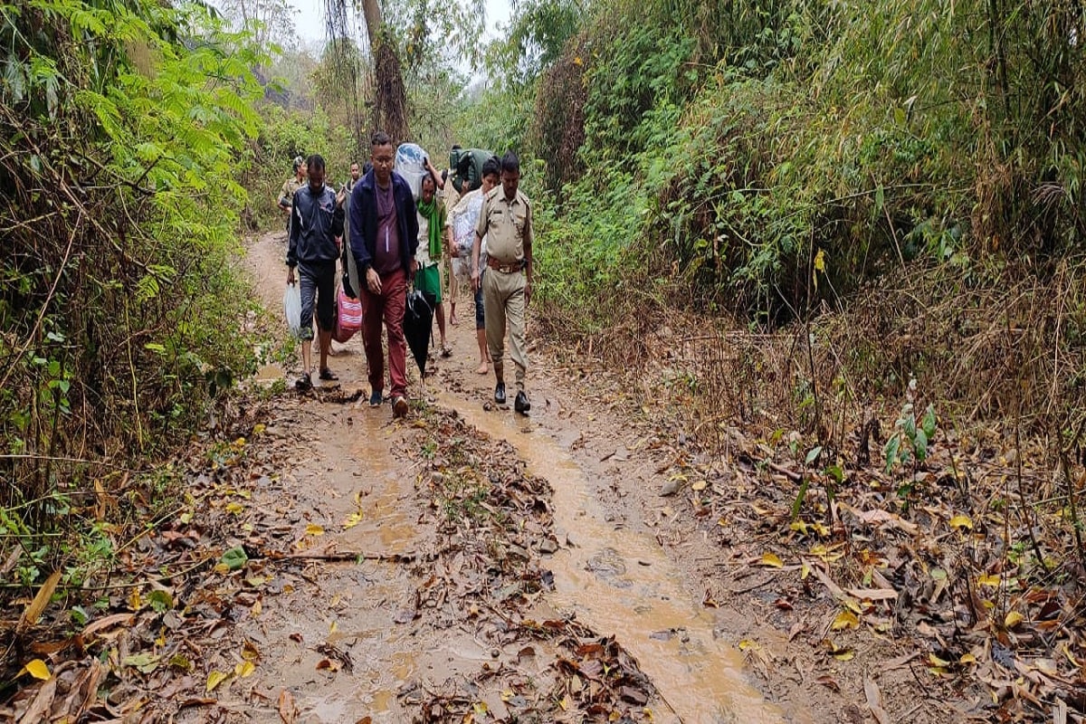 পশ্চিমবঙ্গের পাশাপাশি অসমে শনিবার প্রথম দফায় ভোটগ্রহণ সম্পন্ন হয়েছে। প্রথম দফায় পড়শি রাজ্যে ভোট পড়েছে প্রায় ৭২%। ইতিমধ্যে অসমে ক্ষমতা দখলে রাখতে কেন্দ্রীয় নেতৃত্বকে এনে উত্তর-পূর্বের এই রাজ্যে প্রচারে ঝড় তুলেছে অসম বিজেপি। একইভাবে কংগ্রেসও পালটা আক্রমণ শানিয়েছে বিজেপিকে বিঁধে। পশ্চিমবঙ্গের পাশাপাশি অসমে শনিবার প্রথম দফায় ভোটগ্রহণ সম্পন্ন হয়েছে। প্রথম দফায় পড়শি রাজ্যে ভোট পড়েছে প্রায় ৭২%। ইতিমধ্যে অসমে ক্ষমতা দখলে রাখতে কেন্দ্রীয় নেতৃত্বকে এনে উত্তর-পূর্বের এই রাজ্যে প্রচারে ঝড় তুলেছে অসম বিজেপি। একইভাবে কংগ্রেসও পালটা আক্রমণ শানিয়েছে বিজেপিকে বিঁধে।