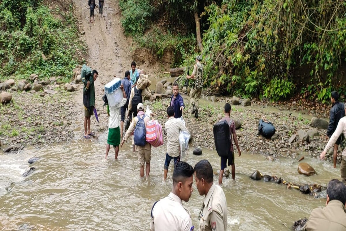 আগামীকাল, পয়লা এপ্রিল অসমের দ্বিতীয় দফায় ৩৯টি আসনে ভোট গ্রহণ। আর শেষ মুহূর্তের প্রচারে কামরূপে ভোট প্রচারে কংগ্রেস সাংসদ রাহুল গান্ধি। অপরদিকে, অমিত শাহ। সেখান থেকেই নরেন্দ্র মোদিকে মিথ্যবাদী বলে আক্রমণ শানিয়েছেন রাহুল গান্ধি। তিনি বলেন, আমার নাম রাহুল গান্ধি, নরেন্দ্র মোদি নয়। আর দ্বিতীয় দফার ভোটে বুথে পৌঁছতে অসমের ডিমা হাসাও জেলায় বৃষ্টিতে রাস্তা বন্ধ হলেও প্রবল প্রতিকূলতার সঙ্গে লড়েই ভোটকেন্দ্রে পৌঁছচ্ছেন ভোটকর্মীরা। আগামীকাল, পয়লা এপ্রিল অসমের দ্বিতীয় দফায় ৩৯টি আসনে ভোট গ্রহণ। আর শেষ মুহূর্তের প্রচারে কামরূপে ভোট প্রচারে কংগ্রেস সাংসদ রাহুল গান্ধি। অপরদিকে, অমিত শাহ। সেখান থেকেই নরেন্দ্র মোদিকে মিথ্যবাদী বলে আক্রমণ শানিয়েছেন রাহুল গান্ধি। তিনি বলেন, আমার নাম রাহুল গান্ধি, নরেন্দ্র মোদি নয়। আর দ্বিতীয় দফার ভোটে বুথে পৌঁছতে অসমের ডিমা হাসাও জেলায় বৃষ্টিতে রাস্তা বন্ধ হলেও প্রবল প্রতিকূলতার সঙ্গে লড়েই ভোটকেন্দ্রে পৌঁছচ্ছেন ভোটকর্মীরা।