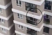 ১২ তলা থেকে পড়ে যাচ্ছে শিশু, জীবন বিপন্ন করে বাঁচালেন ডেলিভারি ম্যান