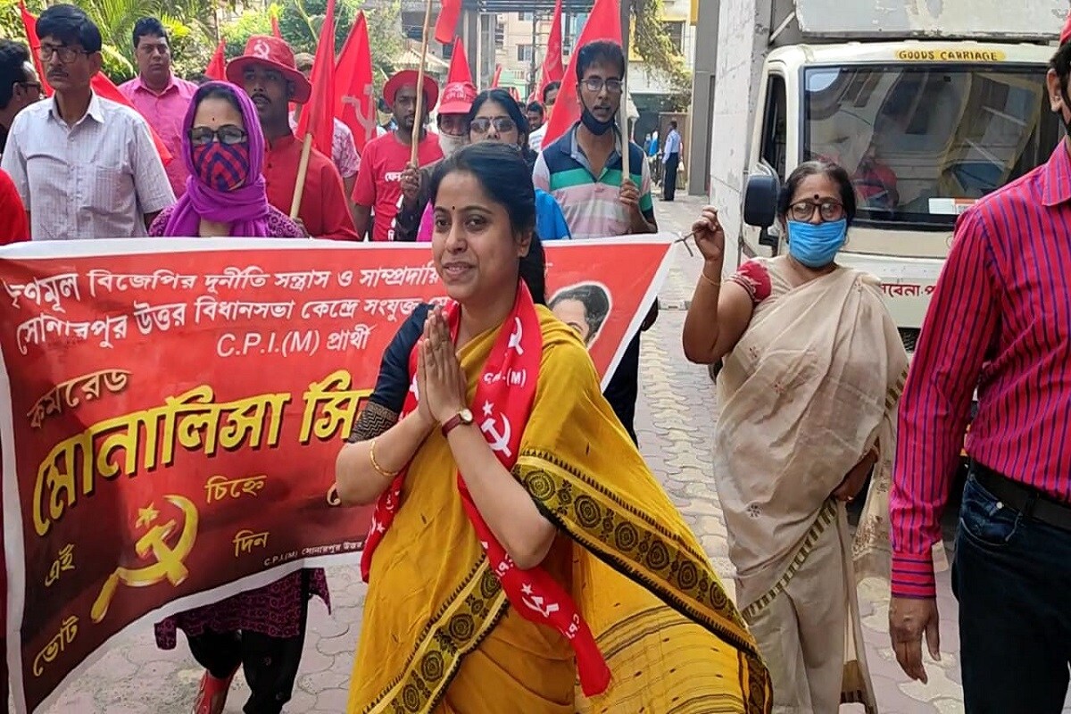 বামজোট প্রার্থী মোনালিসা সিনহা সোনারপুর উত্তর বিধানসভা এলাকার বনহুগলী অঞ্চলের আবাসনগুলিতে ঢুকে বাড়ি বাড়ি প্রচার চালাচ্ছেন ৷ মানুষের কাছে একাধিক ইস্যু তুলে ধরছেন তাঁরা ৷ বাঁশদ্রোনির মেয়ে মোনালিসা সিনহা দীর্ঘদিন ধরেই CPI(M) এর মহিলা সংগঠনের সাথে যুক্ত ৷ নারীর অধিকার রক্ষার লড়াইয়ে একাধিকবার ময়দানে নেমেছেন তিনি ৷ তার লড়াকু মানসিকতাকে হাতিয়ার করেই এবার তাকে এই কেন্দ্রে প্রার্থী করেছে দল ৷ পায়ে হেঁটে কার্যত নানান এলাকা চষে বেড়াচ্ছেন তিনি ৷ বামজোট প্রার্থী মোনালিসা সিনহা সোনারপুর উত্তর বিধানসভা এলাকার বনহুগলী অঞ্চলের আবাসনগুলিতে ঢুকে বাড়ি বাড়ি প্রচার চালাচ্ছেন ৷ মানুষের কাছে একাধিক ইস্যু তুলে ধরছেন তাঁরা ৷ বাঁশদ্রোনির মেয়ে মোনালিসা সিনহা দীর্ঘদিন ধরেই CPI(M) এর মহিলা সংগঠনের সাথে যুক্ত ৷ নারীর অধিকার রক্ষার লড়াইয়ে একাধিকবার ময়দানে নেমেছেন তিনি ৷ তার লড়াকু মানসিকতাকে হাতিয়ার করেই এবার তাকে এই কেন্দ্রে প্রার্থী করেছে দল ৷ পায়ে হেঁটে কার্যত নানান এলাকা চষে বেড়াচ্ছেন তিনি ৷