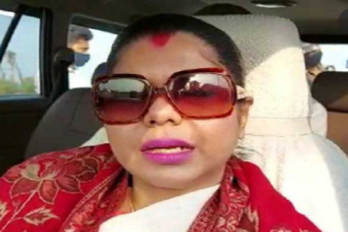 ভারতীর বন্ড এবং শেয়ারে রয়েছে ৫৮ লক্ষ ৪৭ হাজার ৩৯৩ টাকা আর স্বামী রাজুর রয়েছে ৮৪ লক্ষ ৬২ হাজার ৫৯১ টাকার। প্রায় ৮৩টি সংস্থায় বিনিয়োগ রয়েছে ভারতী ও তাঁর স্বামীর। ভারতীর কাছে শুধু ১ কোটি ৬ লক্ষ ১৫ হাজার ৯২০ টাকা বাজারমূল্যের চাষযোগ্য জমি রয়েছে। তাঁর স্বামীরও চাষযোগ্য জমির বাজারদর ৮৫ লক্ষ ১ হাজার ৪৬ টাকা। একইসঙ্গে ভারতীর স্বামীর নামে রয়েছে ১ কোটি ৯১ লক্ষ ১৯ হাজার ৬৫৪ টাকা বাজারমূল্যের অচাষযোগ্য জমি। ভারতীর বন্ড এবং শেয়ারে রয়েছে ৫৮ লক্ষ ৪৭ হাজার ৩৯৩ টাকা আর স্বামী রাজুর রয়েছে ৮৪ লক্ষ ৬২ হাজার ৫৯১ টাকার। প্রায় ৮৩টি সংস্থায় বিনিয়োগ রয়েছে ভারতী ও তাঁর স্বামীর। ভারতীর কাছে শুধু ১ কোটি ৬ লক্ষ ১৫ হাজার ৯২০ টাকা বাজারমূল্যের চাষযোগ্য জমি রয়েছে। তাঁর স্বামীরও চাষযোগ্য জমির বাজারদর ৮৫ লক্ষ ১ হাজার ৪৬ টাকা। একইসঙ্গে ভারতীর স্বামীর নামে রয়েছে ১ কোটি ৯১ লক্ষ ১৯ হাজার ৬৫৪ টাকা বাজারমূল্যের অচাষযোগ্য জমি।