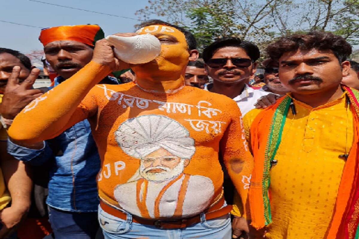 কেউ সরাসরি রে গেরুয়া রং লাগিয়ে, আবার কেউ বা শরীর জুড়ে জয় শ্রী রাম লেখা লিখে ব্রিগেডের উদ্দেশ্যে যান। কোন কোন মিছিলে আবার ঢাক ঢোল বাজিয়ে আসতে দেখা যায়। শিয়ালদা হাওড়া সহ বিভিন্ন এলাকা থেকে এদিন ব্যান্ডপার্টি ভাড়া করে নিয়ে এসেই বিজেপির কর্মী-সমর্থকেরা ব্রিগেড এ যান। আবার কোনও কোনও কর্মী সমর্থক নরেন্দ্র মোদির মুখোশ পরেই ব্রিগেডে যান। কেউ সরাসরি রে গেরুয়া রং লাগিয়ে, আবার কেউ বা শরীর জুড়ে জয় শ্রী রাম লেখা লিখে ব্রিগেডের উদ্দেশ্যে যান। কোন কোন মিছিলে আবার ঢাক ঢোল বাজিয়ে আসতে দেখা যায়। শিয়ালদা হাওড়া সহ বিভিন্ন এলাকা থেকে এদিন ব্যান্ডপার্টি ভাড়া করে নিয়ে এসেই বিজেপির কর্মী-সমর্থকেরা ব্রিগেড এ যান। আবার কোনও কোনও কর্মী সমর্থক নরেন্দ্র মোদির মুখোশ পরেই ব্রিগেডে যান।