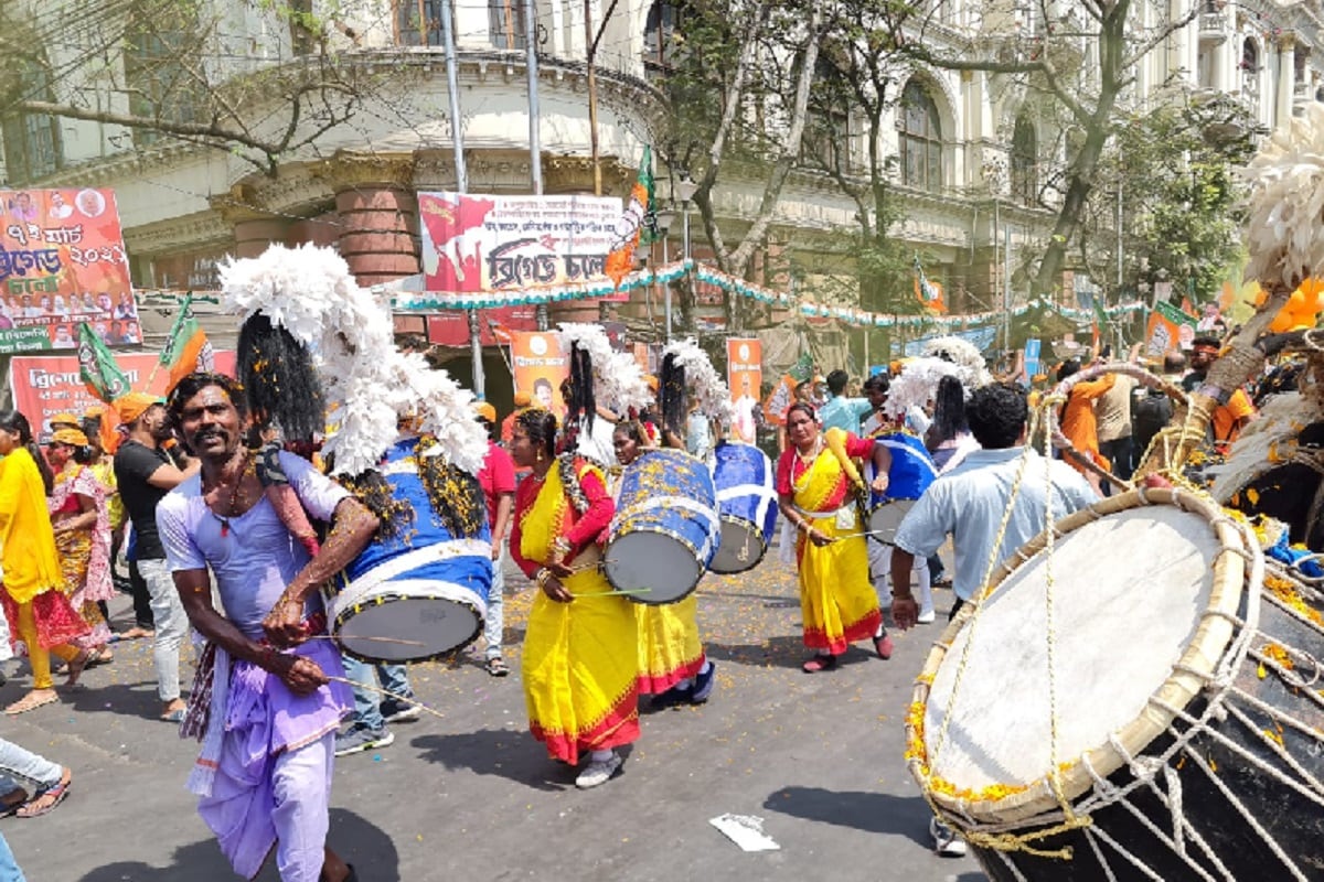 রবিবার দিনভর ব্রিগেডমুখী মিছিলের এমনই ছবি ধরা পড়েছে। এদিন বেলাতেই দেখা গেল ধর্মতলার মোড়ে বিজেপি'র চাকদা থেকে এক কর্মী সমর্থক সারা শরীরে গেরুয়া রং লাগিয়ে এসেছেন। শুধু তাই নয় তিনি আবার শঙ্খ বাজাচ্ছেন। চাকদা থেকে আসা ওই বিজেপি কর্মী সমর্থক কে জিজ্ঞাসা করা হলে তিনি বলেন রবিবার দিনভর ব্রিগেডমুখী মিছিলের এমনই ছবি ধরা পড়েছে। এদিন বেলাতেই দেখা গেল ধর্মতলার মোড়ে বিজেপি'র চাকদা থেকে এক কর্মী সমর্থক সারা শরীরে গেরুয়া রং লাগিয়ে এসেছেন। শুধু তাই নয় তিনি আবার শঙ্খ বাজাচ্ছেন। চাকদা থেকে আসা ওই বিজেপি কর্মী সমর্থক কে জিজ্ঞাসা করা হলে তিনি বলেন
