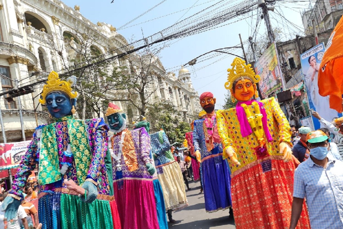 বেলা বাড়ার সঙ্গে সঙ্গেই গোটা ধর্মতলা চত্বরের দখল নিল বিজেপির কর্মী-সমর্থকেরা। সকাল থেকেই জেলার বিভিন্ন অংশ থেকেই বিজেপির কর্মী-সমর্থকেরা আসতে শুরু করে ব্রিগেডের দিকে। কিন্তু বেলা বাড়ার সঙ্গে সঙ্গেই ব্রিগেডমুখী মিছিলের চরিত্র বদলায়। একাধিক আঙ্গিকে এদিন বিজেপির কর্মী-সমর্থকেরা ব্রিগেডে আসেন। বেলা বাড়ার সঙ্গে সঙ্গেই গোটা ধর্মতলা চত্বরের দখল নিল বিজেপির কর্মী-সমর্থকেরা। সকাল থেকেই জেলার বিভিন্ন অংশ থেকেই বিজেপির কর্মী-সমর্থকেরা আসতে শুরু করে ব্রিগেডের দিকে। কিন্তু বেলা বাড়ার সঙ্গে সঙ্গেই ব্রিগেডমুখী মিছিলের চরিত্র বদলায়। একাধিক আঙ্গিকে এদিন বিজেপির কর্মী-সমর্থকেরা ব্রিগেডে আসেন।