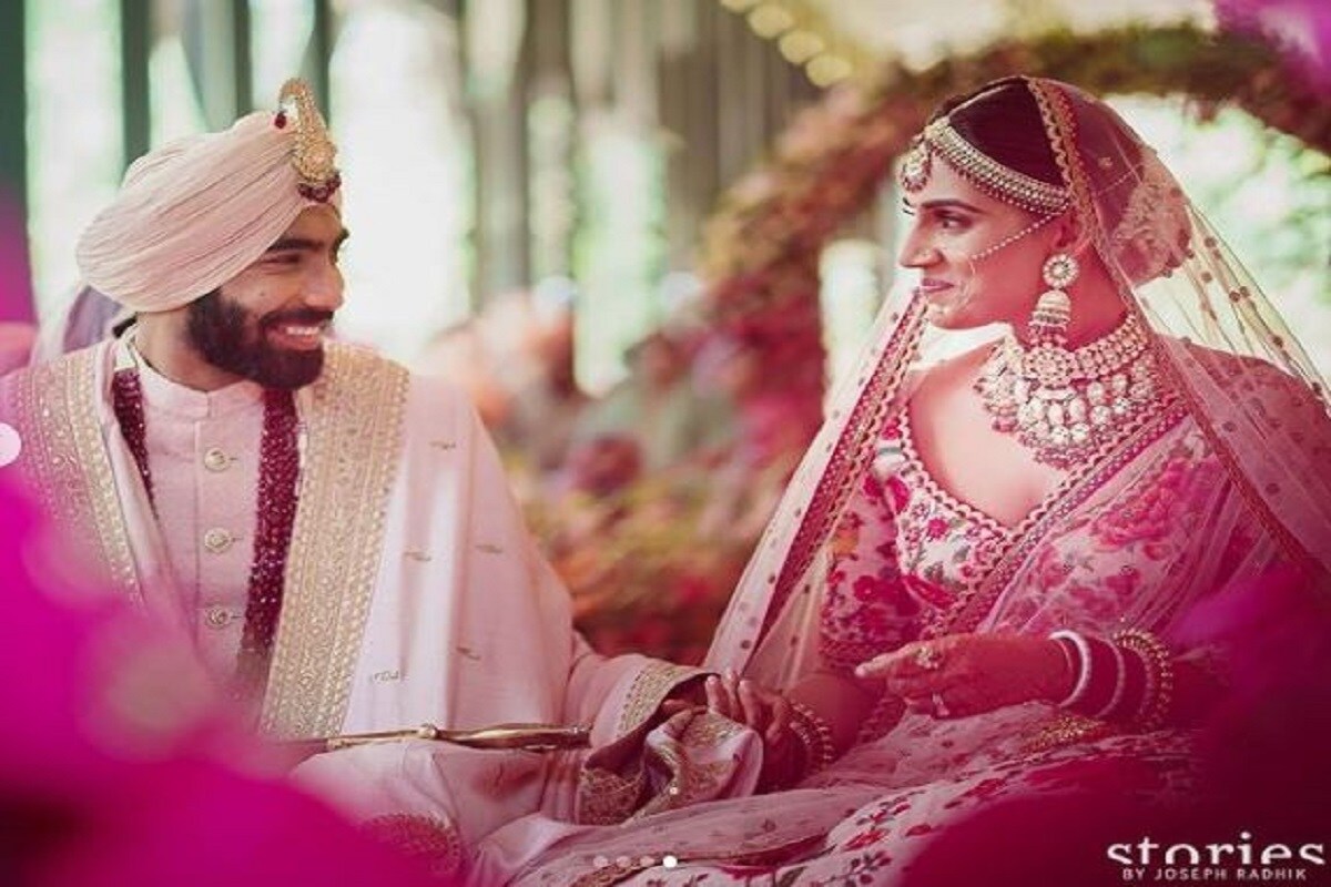 নিজেদের বিয়ে নিয়ে শেষ মুহূর্ত অবধি মুখে কুলুপ রেখেছিলেন জসপ্রীত-সঞ্জনা দুজনেই৷ তবে মিডিয়ার জল্পনা ভুল ছিল না যখন সঞ্জনা নিজের অফিসিয়াল সোশ্যাল মিডিয়া হ্যান্ডেলে নিজেদের বিয়ের ছবি পোস্ট করলেন৷ Photo Courtesy- Sanjana Ganeshan/Instagram Handle নিজেদের বিয়ে নিয়ে শেষ মুহূর্ত অবধি মুখে কুলুপ রেখেছিলেন জসপ্রীত-সঞ্জনা দুজনেই৷ তবে মিডিয়ার জল্পনা ভুল ছিল না যখন সঞ্জনা নিজের অফিসিয়াল সোশ্যাল মিডিয়া হ্যান্ডেলে নিজেদের বিয়ের ছবি পোস্ট করলেন৷ Photo Courtesy- Sanjana Ganeshan/Instagram Handle